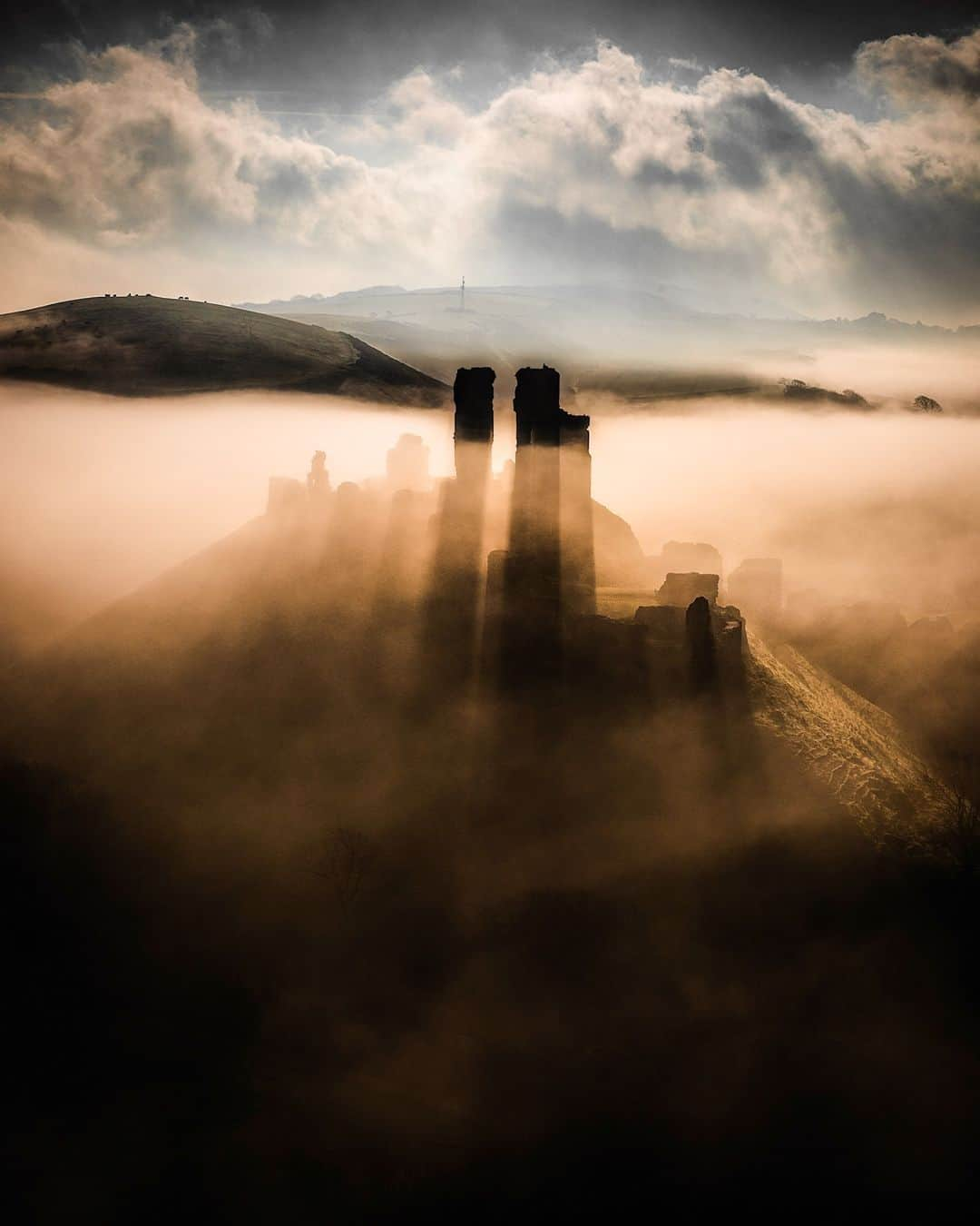 Canon UKのインスタグラム：「Mystical mornings at the historic Corfe Castle, Dorset 🕸️👻   This eerie backdrop is one of @mikeyknighty's go-to locations. It certainly helps to set the scene for a spooktacular night 🎃  Camera: EOS 5D Mark IV Lens: EF 24-70mm f/2.8L II USM Shutter Speed: 1/320, Aperture: f/16, ISO 100  #canonuk #mycanon #canon_photography」