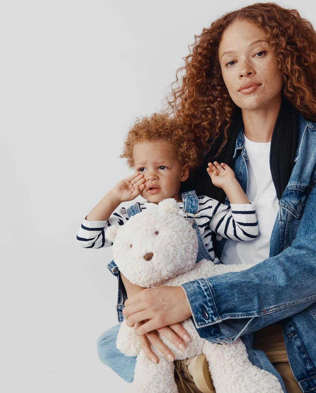 GapKidsのインスタグラム：「Gifted. Inspiration.   Sabina Karlsson for Gap, Holiday 2023.   Photographed with her family: Ricky, Zion and Iris.」