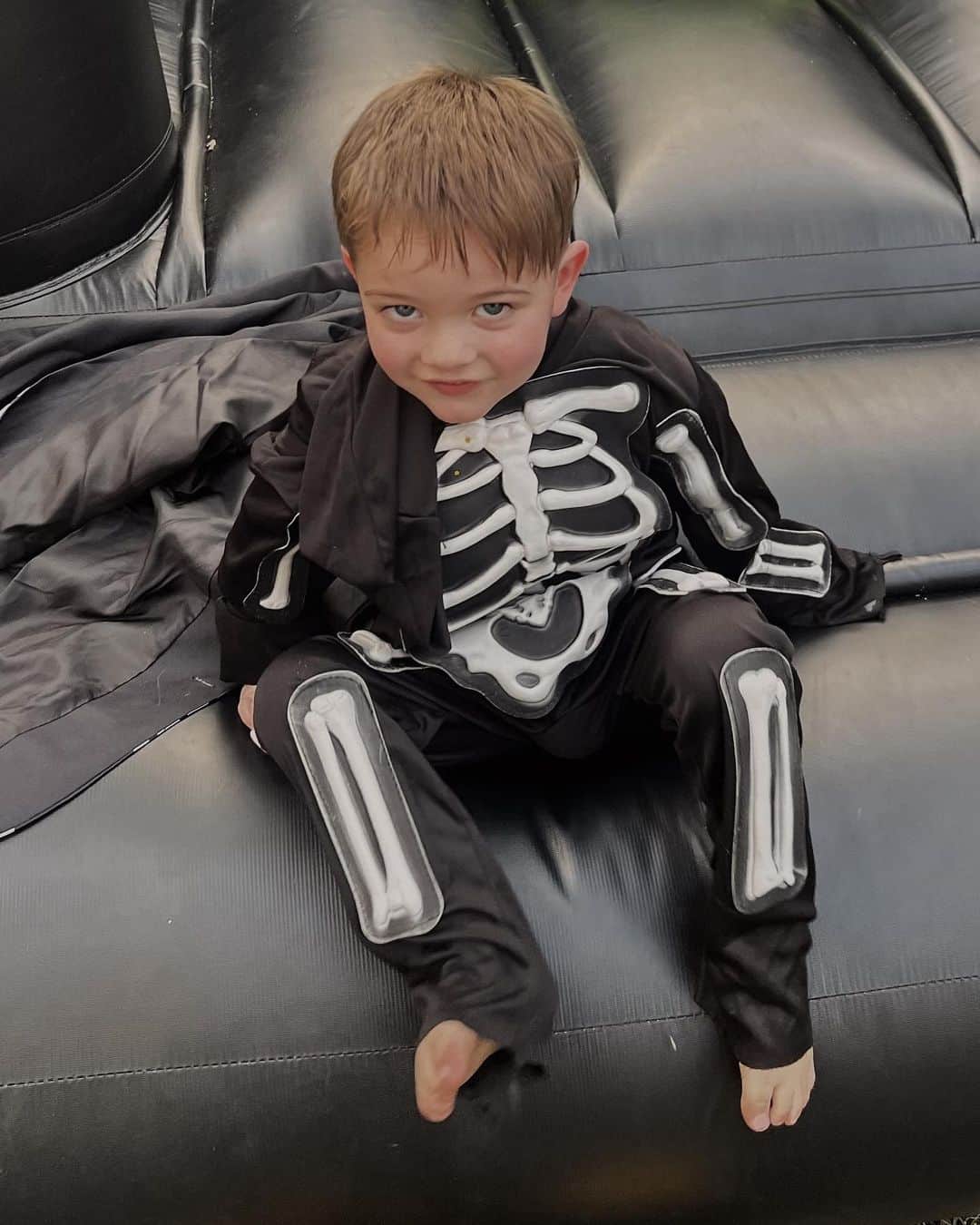 サーシャ・ピーターズのインスタグラム：「Spooky 3rd birthday for my little skeleton king🕷️🕸️🖤  So many sweet friends missing, but they were here in spirit 😉👻」