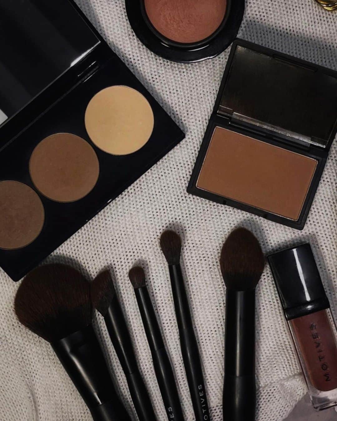 Motives Cosmeticsのインスタグラム：「Your daily beauty essentials 🪞✨ Credit to: @twiggy.mua  . . . #beautymusthaves #aestheticmakeup #makeupkitessentials #motivescosmetics」