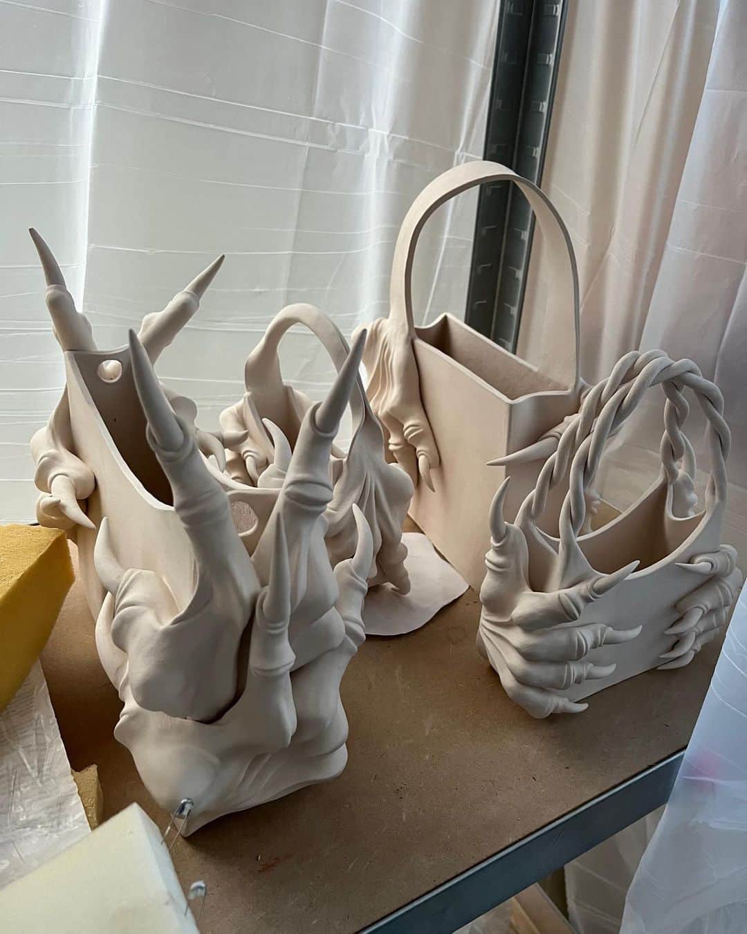 Instagramさんのインスタグラム写真 - (InstagramInstagram)「Belgian ceramic artist and fashion designer @naomigilon (Naomi Gilon) creates contemporary chimeras — unique anthropomorphic hybrid objects that mix fantasy, terror and sublimity.⁣ ⁣ “All my pieces are handmade, with no molding involved, using either stoneware or porcelain. Bags and other accessories, or body sculptures, are wearable — that's the goal. They go beyond the static contemplation of ‘art.’”⁣ ⁣ Naomi has developed a signature obsession in her work. “These monstrous hands — with long claws, neither human nor animal, something beyond us — draw inspiration from car customization, manga, science fiction, horror films, the image of the rock star and myths. However, my reflections are more related to society, human behavior, scientific advances, crises, etc.⁣ ⁣ Myths are full of monsters. Monsters reflect our fears, and horror seeks to evoke fear and insecurity within each of us.”⁣ ⁣ Photos and videos by @naomigilon⁣」11月1日 1時19分 - instagram