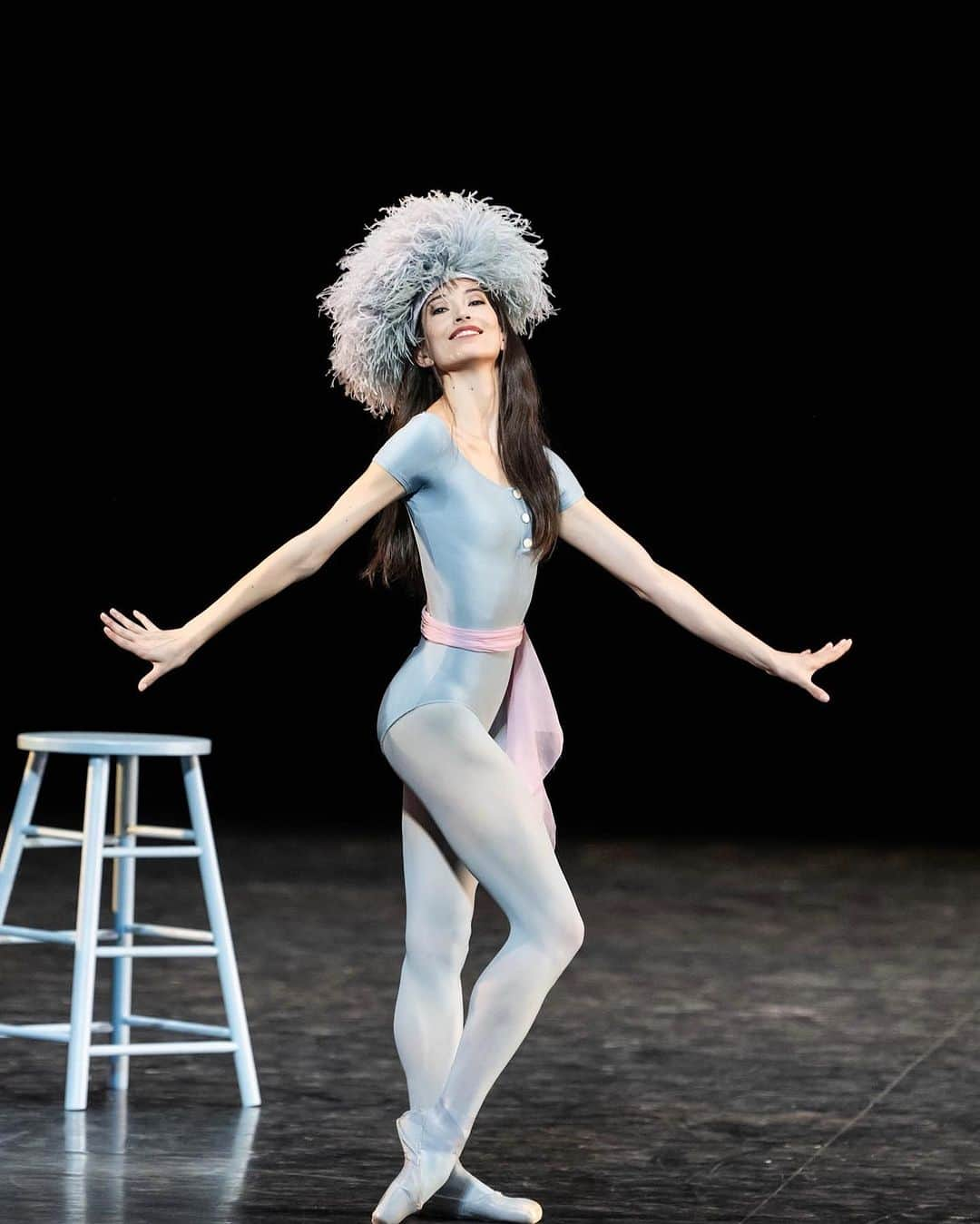 オニール八菜さんのインスタグラム写真 - (オニール八菜Instagram)「The Ballerina and her fabulous hat 🩰💙 The Concert by Jerome Robbins.   #theconcert  #jeromerobbins #chopin #theballerina @balletoperadeparis   📷 by @julienbenhamouphotographe」11月1日 1時27分 - hannah87oneill