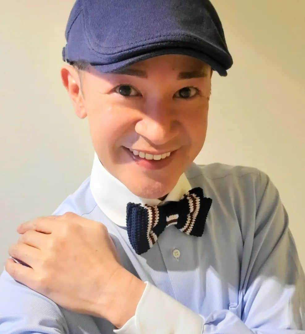山咲トオルさんのインスタグラム写真 - (山咲トオルInstagram)「屋外では、コットンセーターを着て。  画像２。 あたたかい屋内では、コットンセーターをぬぎ、蝶ネクタイを色ちがいにチェンジ。  あらぁ、何だか ちょっぴり別物みたいな。  面倒臭くありませんよ。  色ちがいの蝶ネクタイを、バッグに しのばせているだけなんです。  #山咲トオル #toruyamazaki  #ブルックスブラザーズ #ブルックスブラザーズジャパン #brooksbrothersjapan #brooksbrothers  #windsorknot」11月1日 1時28分 - yamazakitoru_official