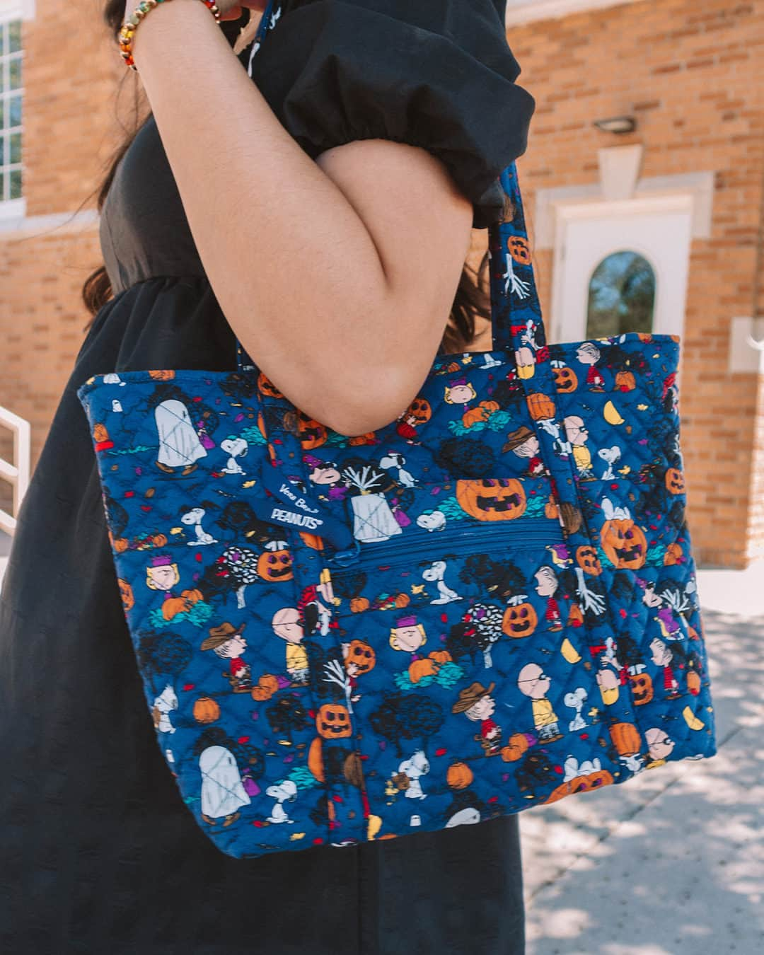 ヴェラブラッドリーさんのインスタグラム写真 - (ヴェラブラッドリーInstagram)「🎃🍁 HALLOWEEN GIVEAWAY! 🍁🎃 Missed your chance to pick up something from our Peanuts X Vera Bradley Halloween Collection? Now's your chance to enter to win:   1. Like this post.  2. Follow Vera Bradley.  3. Tag 2 friends with your favorite Halloween candy! BONUS: Each additional post with a tag is an additional entry!   Giveaway closes midnight EDT 11/3 and one winner will be notified via DM from Vera Bradley’s verified account. US only. Must be 18 or older to enter. This giveaway is not associated with Instagram.  #giveaway #VeraBradley #Peanuts」11月1日 2時00分 - verabradley