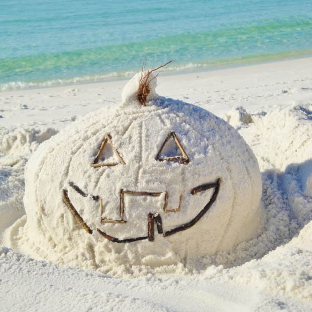 ジョジー・マランさんのインスタグラム写真 - (ジョジー・マランInstagram)「Happy Halloween! 🎃 🌊 🧡   Sandy pumpkins via pinterest」11月1日 2時00分 - josiemaran