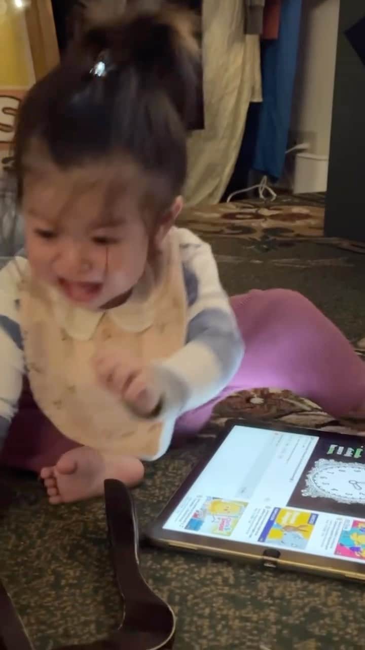 マリエのインスタグラム：「Real Halloween 👻 came to Ola from @canticosworld  She always loves to watch @canticosworld and she try hard to pick from you tube with her self and this happened……..  so cute:) but super hug after all ;) hug till she gets good good good :)」