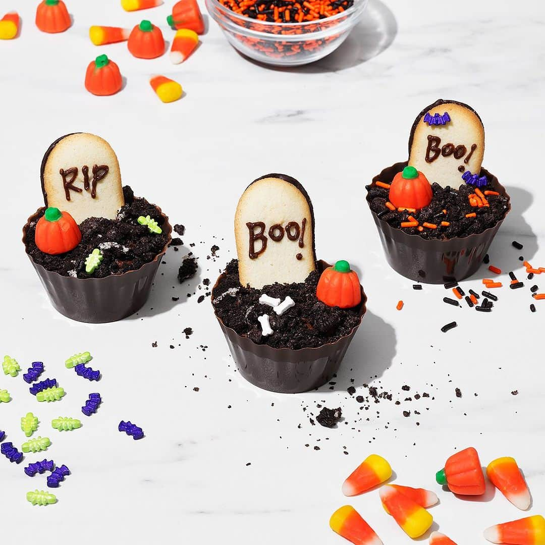 OXOのインスタグラム：「Happy Halloween! Celebrate this fun and spooky day with some fun DIY treats, like these Boo Cups filled with chocolate pudding and cookie crumbles. Head to the link in bio for the full recipe! #OXOBetter」