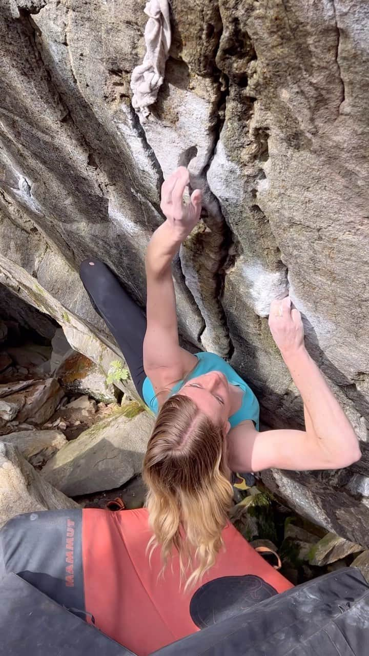 マチルダ・セーデルルンドのインスタグラム：「Some moves on ’Pamplemousse’ ✔️ from another amazing day in Ticino 🫶✨🪨   🎥 @bill_jp_hamilton   #climbing #bouldering #brione #ticino #switzerland #ticinomoments @ticinoturismo @ascona_locarno @myswitzerland」