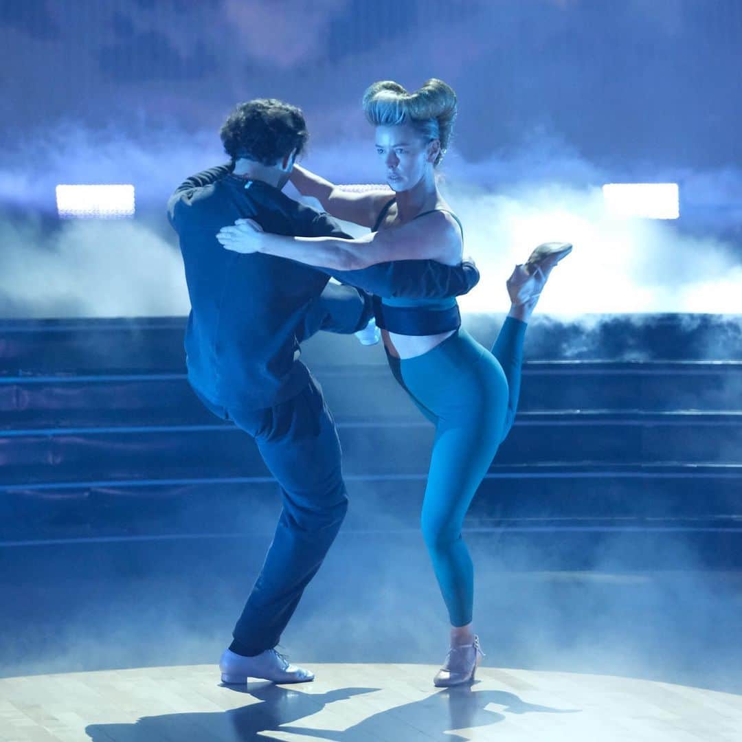 アリアナ・マディックスのインスタグラム：「happy halloween! heres a few fun #bts moments from our camera blocking 🎃 this week has been so much fun getting to learn THREE dances in 5 days! tune in tonight on @abcnetwork and please please vote for us to keep us here another week. the spookiest part of halloween is that NO ONE  is safe!! 🎃 HOW TO VOTE! 🎃 🎃 YOU CAN VOTE UP TO 20 TIMES 🎃 VOTE BY TEXT 10x by texting ARIANA to 21523 🎃 Register on https://dwtsvote.abc.com and VOTE 10x online *LINK IN BIO* 🎃 VOTING OPENS AT 8EST/5PST TOP OF SHOW and closes after the last competitive performance of the night 🎃 VOTING IS OPEN EAST COAST AIR TIME ((8PM EASTERN TIME )) and ((5PM PACIFIC )) WEST COAST VOTES BLIND! 🎃 Shoot a quick "ARIANA" text 10 times to 21523 and vote for #TeamNoRules! #dwts」