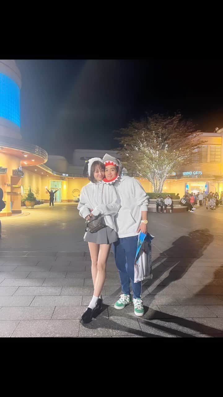 のインスタグラム：「2023.11.01 付き合って3年記念〜🤸🏼‍♂️  久しぶりすぎるユニバの ホラーナイト👻🎃に だいちゃんと3回目のユニバ🎢🎠💜 今年２回目で東京住んでる割に ユニバ率高めな私たち。笑  たのしかった〜☺️ 3年経っても琉伊がうまれても 毎日たのしくしあわせで だいすき〜😊👪💝  明日から2ヶ月海外ということで (花連と琉伊も10日間行く予定だったのだけど 色々と色々があり今回は行かず。) さみしくて毎日泣いてますが🙂笑 この2ヶ月で更に母としても強く逞しく なれるように 自分磨きしながらまってよ〜🌍😊  いつもありがとうだいすき。」