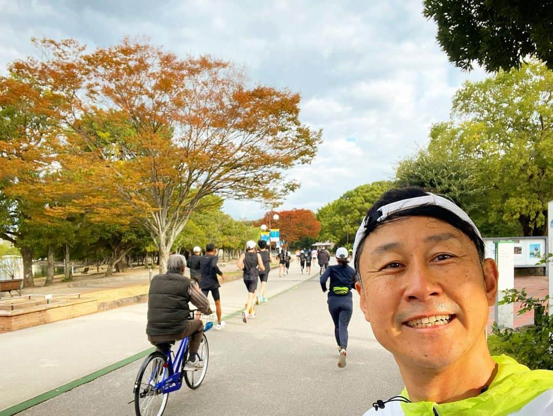 下山英哉さんのインスタグラム写真 - (下山英哉Instagram)「木々も色づく季節🍁 水辺の澄んだ空気が気持ちいい！  3周目に寄り道して ブランチ☕️  #run #runnning  #12キロ #大濠公園 #まもなく #福岡マラソン #starbuckscoffee  #starbuckscoffeeohoripark  #fukuoka」11月1日 1時38分 - shimoyama.hideya