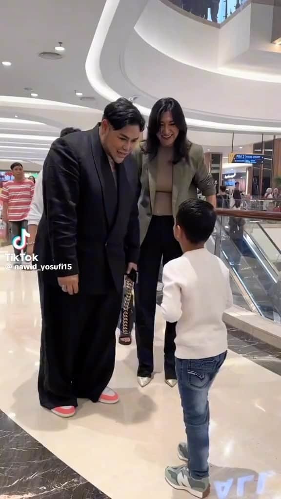 Ivan Gunawanのインスタグラム：「Had a chance to met this great kid @nawid_yosufi15 and having a nice interview.  Thank you so much for having me on your content.  Hope you'll be a world champion one day kiddo !  #ivangunawan #nawid #interview」