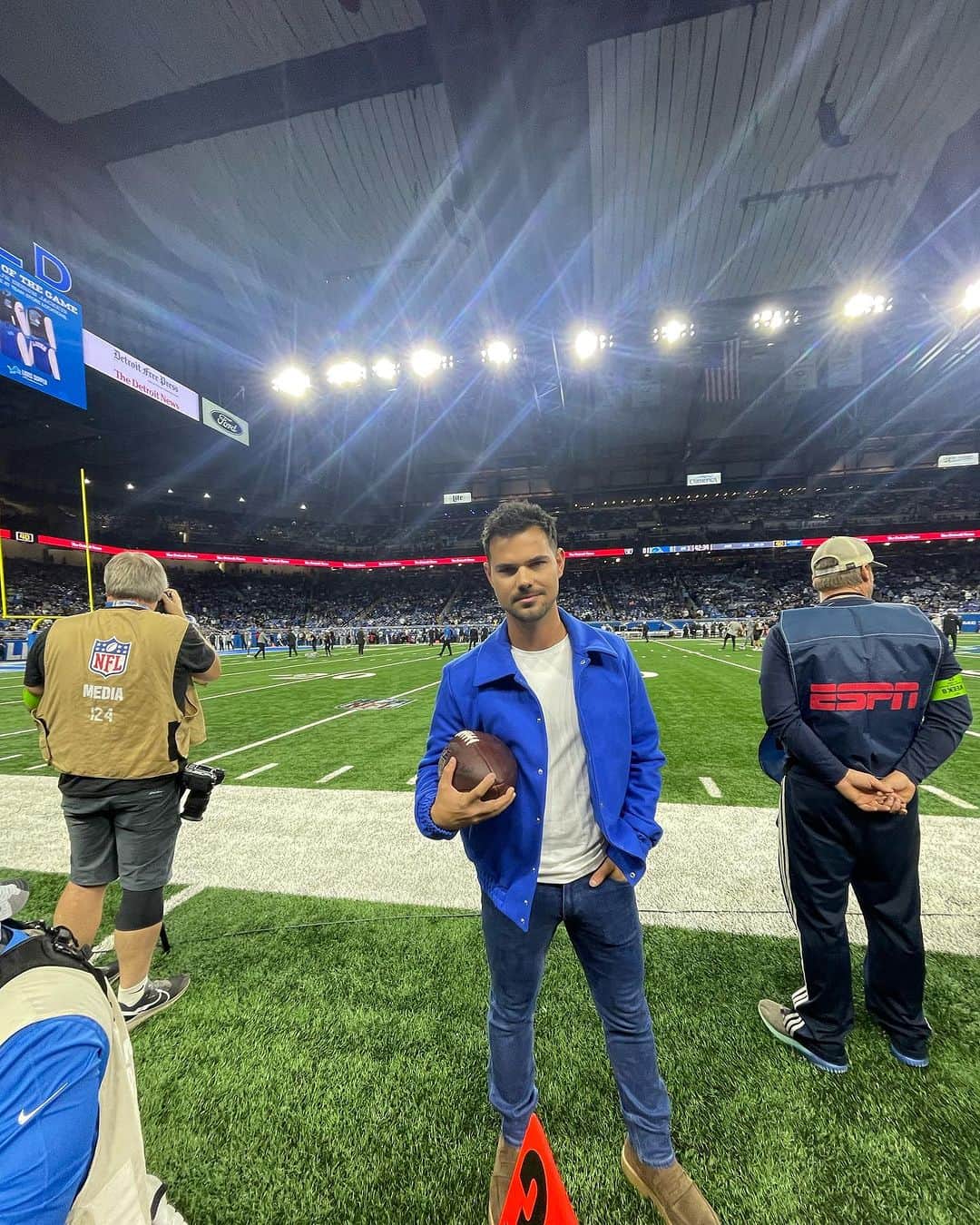 テイラー・ロートナーのインスタグラム：「Not a bad Monday night (3rd pic roast me go right ahead)」