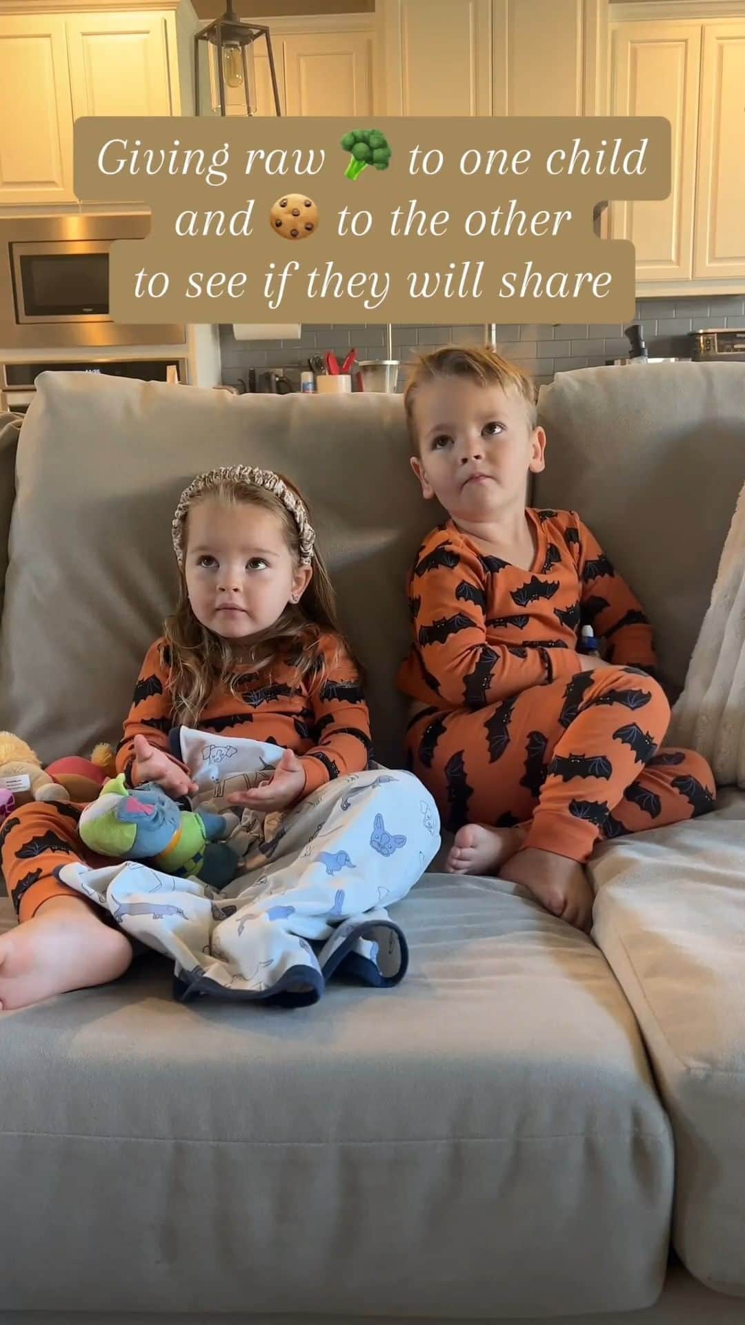 Old Navyのインスタグラム：「but the real q: will they share their trick or treat candy?  #spottedinoldnavy 🧡 juliacainx on tt  #halloween2023 #brotherandsister #happytear」