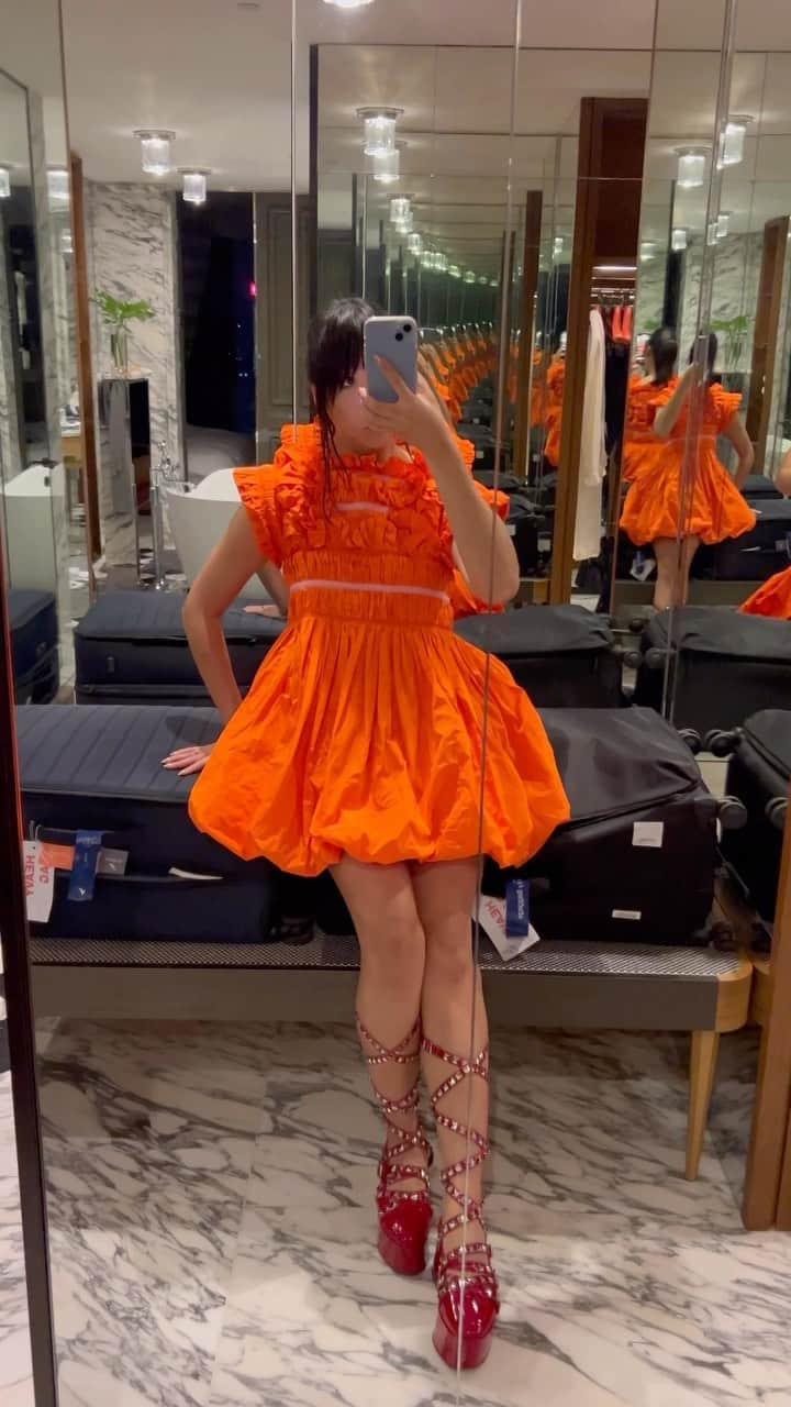 スージー・ロウのインスタグラム：「No complaints about the lack of full length mirrors in a hotel room @rosewoodhongkong #RosewoodHongKong  (I counted - there are 28 separate full length mirror panels in the suite)」