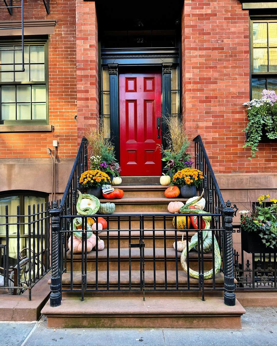 Ilana Wilesのインスタグラム：「I remember when I thought one day I’d live in one of these beautiful brownstones. Oh to be young and not understand that they are like $18M 😂」