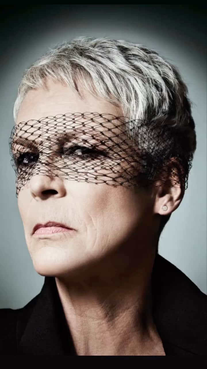 ポール・ノートンのインスタグラム：「My go to post of the day will always be to celebrate the Queen of all scream queens, jamieleecurtis ! What a legend! #hair by Me for @newyorkermag shot by @roberttrachtenberg #jamieleecurtis #halloween」