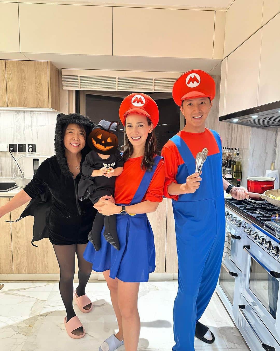 セリーナ・ジェイドのインスタグラム：「Happy Halloween! Even though this year was with fam only we still wanted to dress up for our little bebe!」