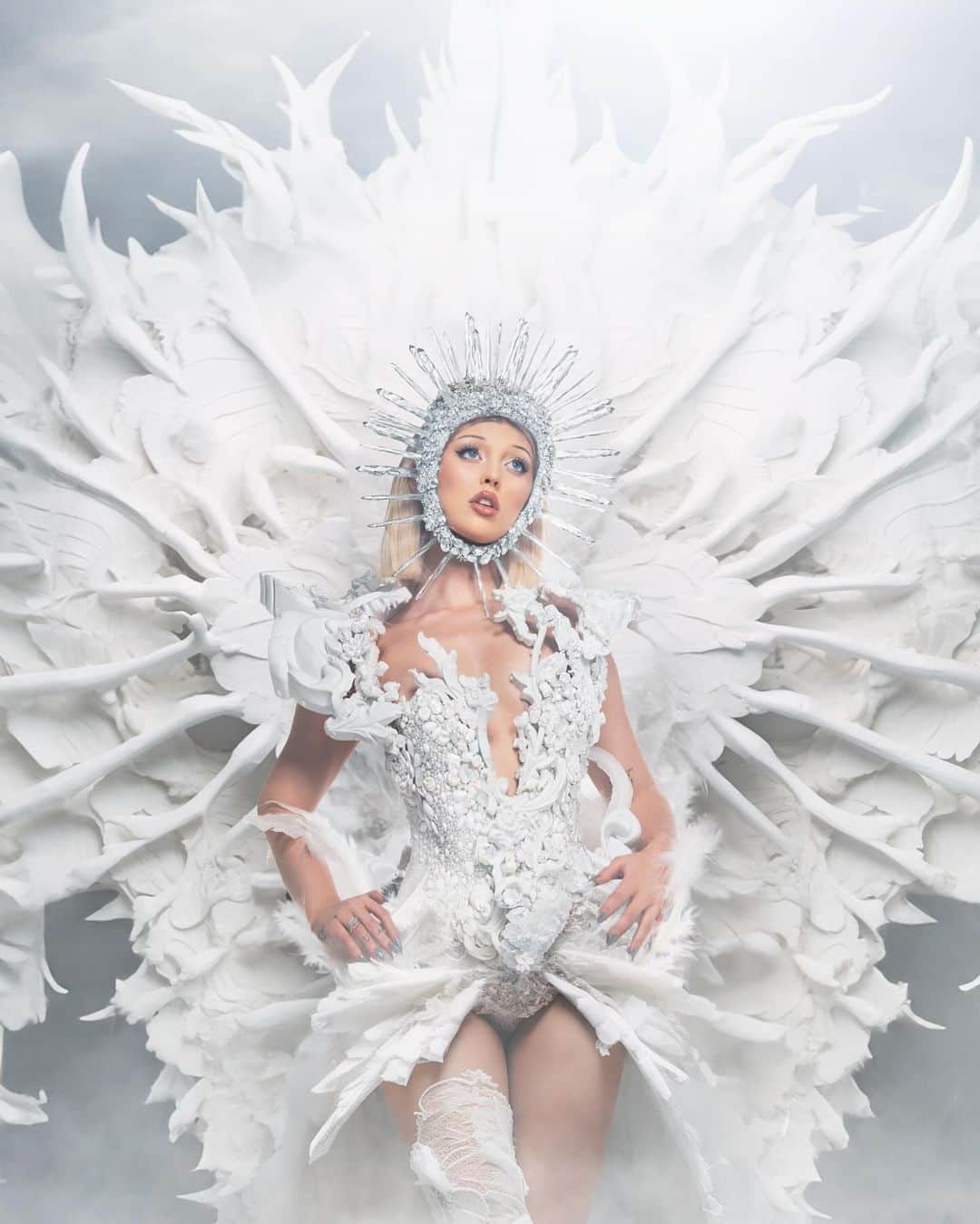 ローレン・グレイのインスタグラム：「halloweek day 5- the rebirth of the angel   strap in fellas」