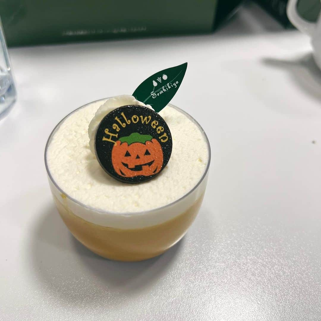 梶恵理子さんのインスタグラム写真 - (梶恵理子Instagram)「撮影現場で小さなハロウィン🎃を見つけてプチハッピー  おやすみなさい♡」11月1日 1時54分 - kajierimakeup