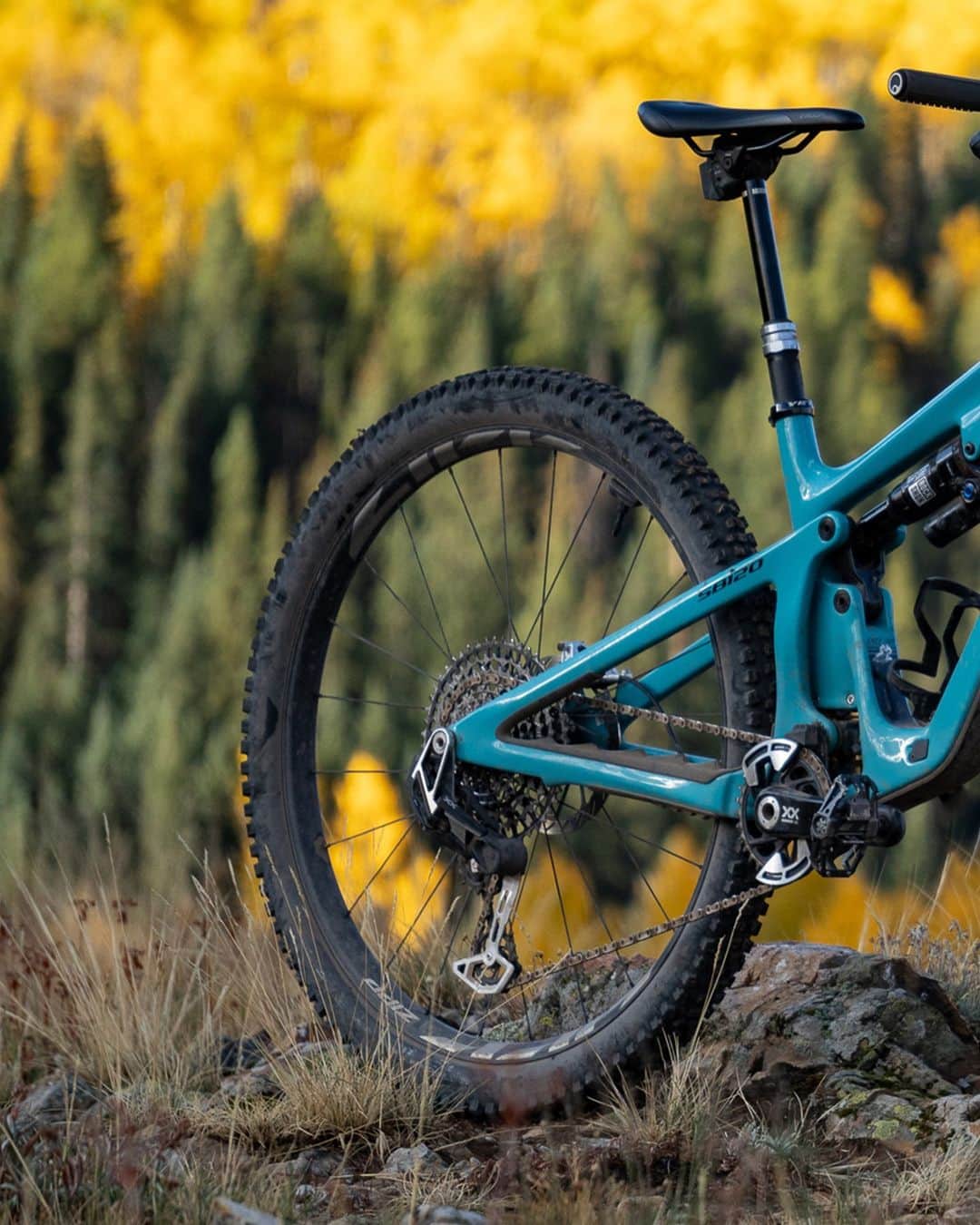 Zipp Speed Weaponryのインスタグラム：「@natehills1's @yeticycles SB120 may be the shortest travel bike he's had in years, but thanks to the all new Zipp 1ZERO HITOP SW, it might also be the fastest XC rig in the high country. . The 1ZERO HITOP SW is stiff enough to sprint up the climbs, but it's compliant enough to be fast when it's time to head back down the mountain. Learn how the 1ZERO HITOP SW is making XC faster at the LINK IN BIO.」