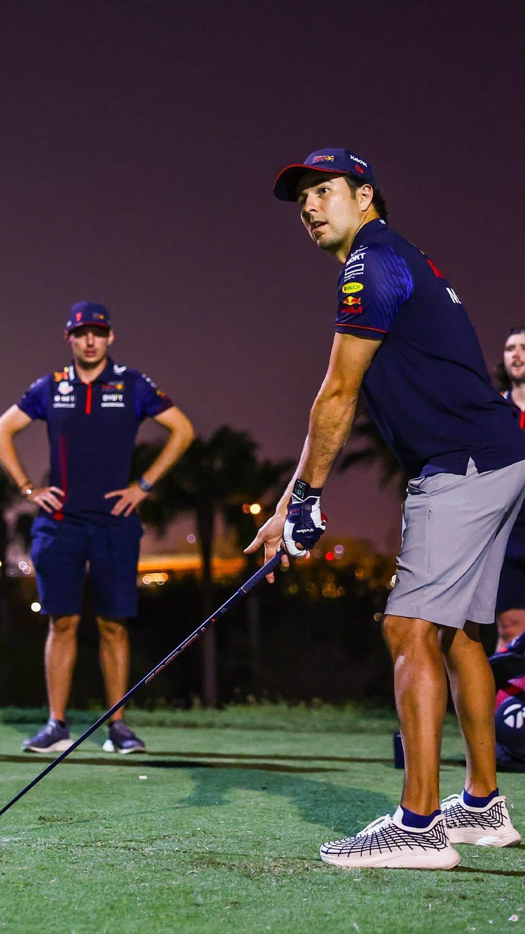 テーラーメイド ゴルフのインスタグラム：「From the #F1 track to the fairway ⛳️ Max and Checo take on Michael Block 🏌️‍♀️  🔗 in bio to find out who wins  #RedBullRacing #MaxVerstappen #ChecoPerez」