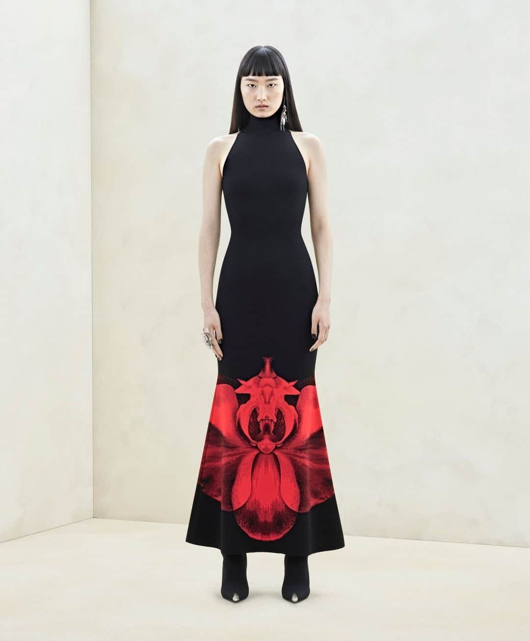 アレキサンダー・マックイーンのインスタグラム：「A #McQueenAW23 black halterneck dress with a red orchid jacquard.⁣ ⁣ Discover the collection via the link in bio.⁣ ⁣ Photographed by @Jet.Swan⁣ Video by @EbbaHult⁣ Track: Neurons by @roblewiscomposer⁣ Music Director: John Gosling」