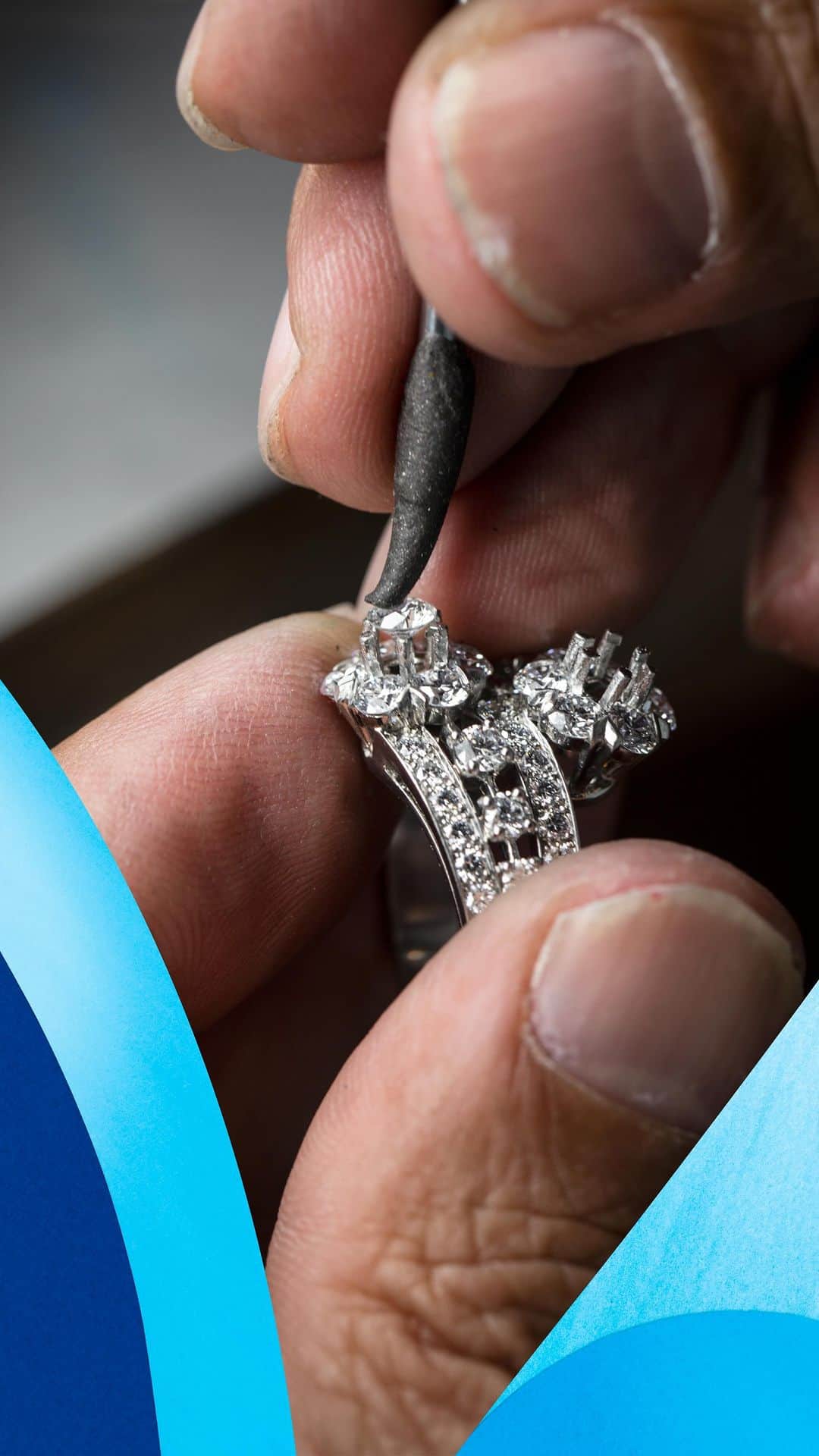 ヴァンクリーフ&アーペルのインスタグラム：「An exceptional example of jewelry-making savoir-faire. To give the Snowflake creations their lightness and brilliance, the Maison’s craftsmen combine extreme attention to detail with various traditional techniques.   #VCASnowflake #VCAHighJewelry #VanCleefArpels #diamonds」