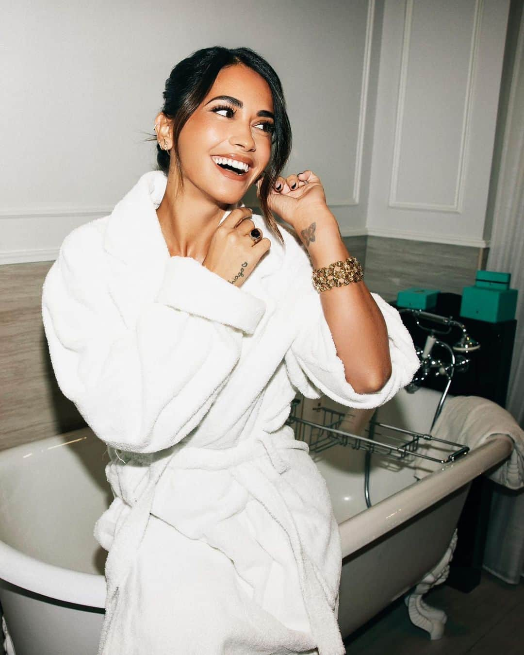 アントネラ・ロクソのインスタグラム：「Getting ready with @tiffanyandco 🤍」