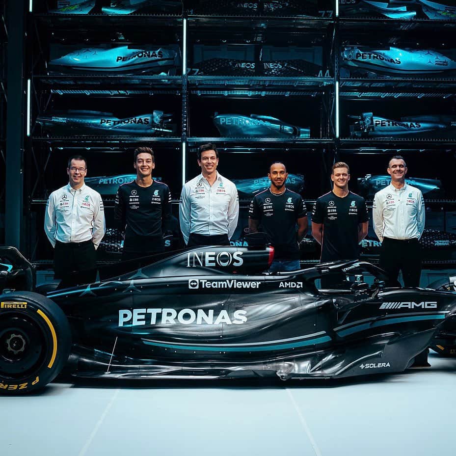 MERCEDES AMG PETRONASさんのインスタグラム写真 - (MERCEDES AMG PETRONASInstagram)「After 11 incredible years, Chief Technical Officer Mike Elliott has chosen to depart the team.  Mike has been one of the pillars of the team’s achievements and we thank him for the effort, commitment, and expertise he has brought to the team.  We wish you the best of luck with your next chapter, Mike!  Click the link in bio to read more.」11月1日 2時08分 - mercedesamgf1