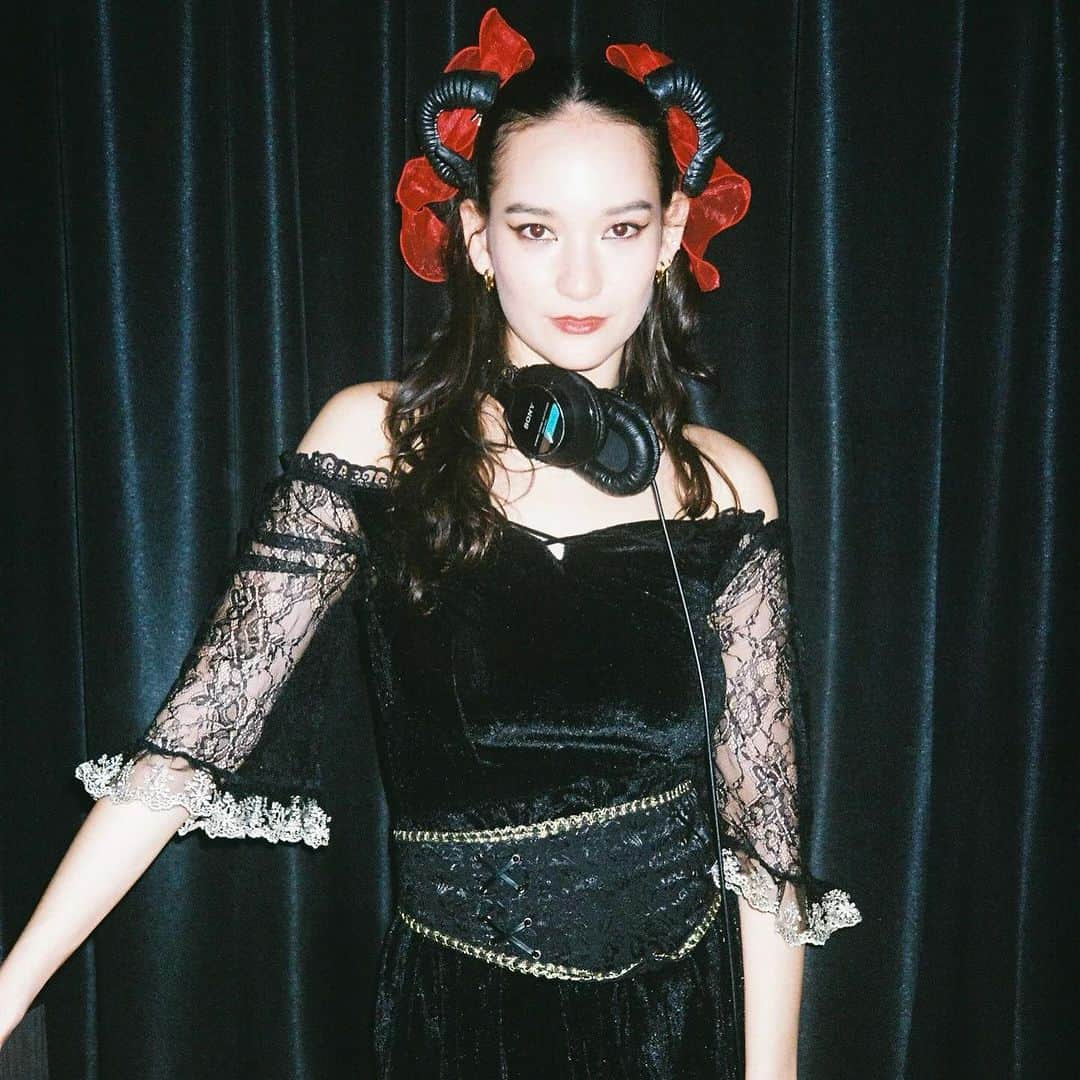 松岡モナさんのインスタグラム写真 - (松岡モナInstagram)「Nothing beats Halloween in Tokyo but this year was calmer 🎃❤️‍🔥 Tokyo had a safe Halloween and that matters🙏🏻❤️‍🔥 I still had a great time playing at @goldbaratedition 😈 so happy I saw a bunch of my friends🥹 All our little devils came out that night😈  Reminder to not only myself make sure you check your devil selves in every drink or two during these spooky times 🍸😉❤️‍🔥」11月1日 2時08分 - monamatsuoka