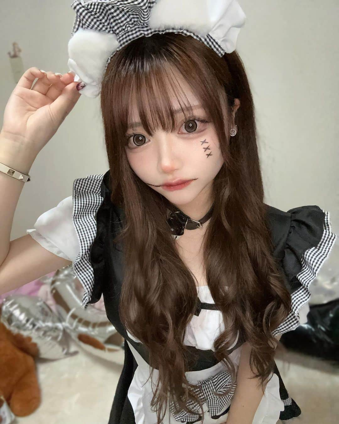 中明佑里花のインスタグラム：「たくさんご奉仕します♡  #ハロウィン#ハロウィンコスプレ#ハロウィンメイク#ハロウィンネイル#メイド#メイド服#Halloween#halloweenmakeup#halloweencostume#japanesegirl」