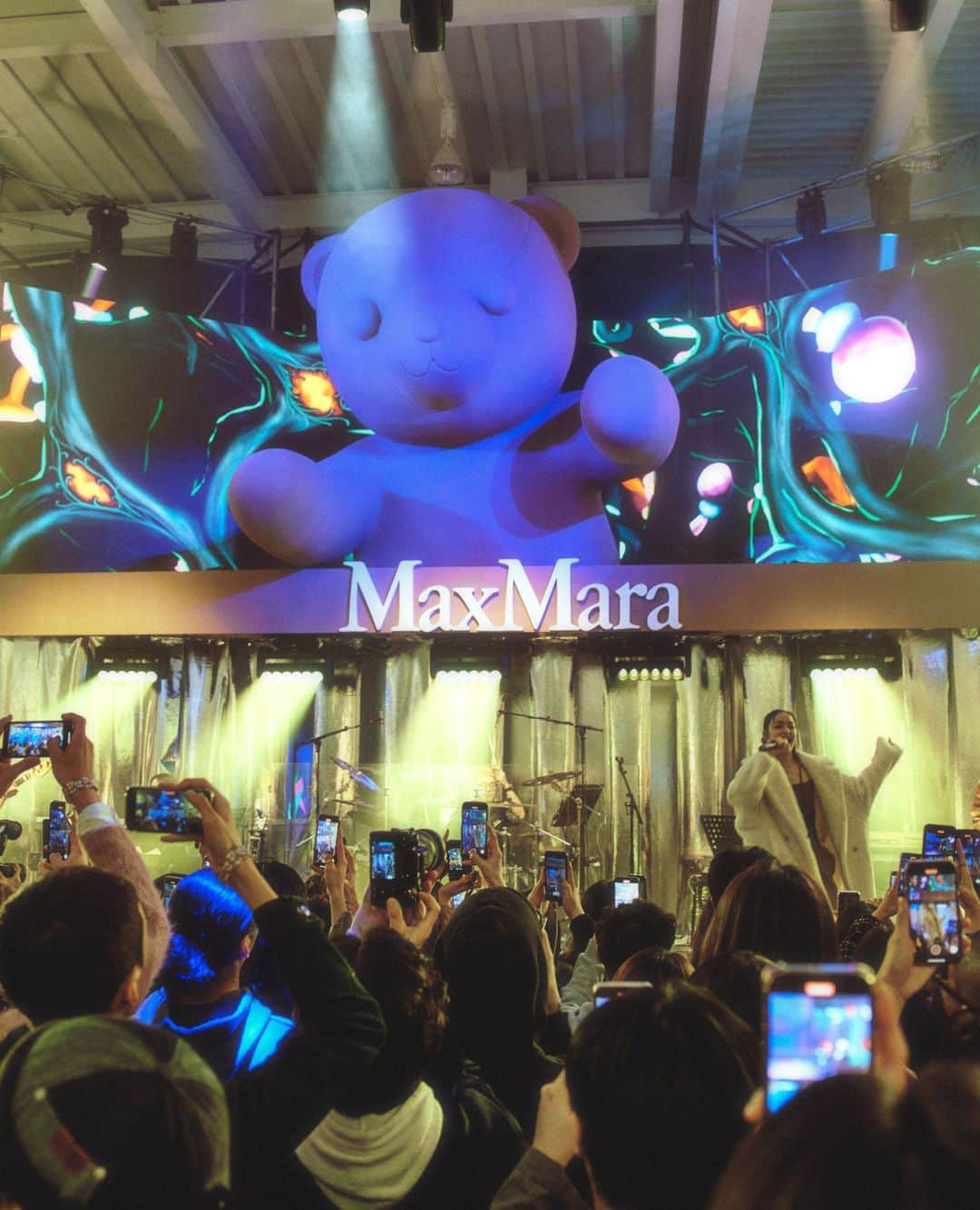 マックスマーラさんのインスタグラム写真 - (マックスマーラInstagram)「Max Mara celebrates the 10th Anniversary of the Teddy Bear Icon Coat with a cocktail event in Seoul. At the heart of the venue, a stage starring a giant Teddy Bear, hosting dance and music performances by dance crew Prowdmon, the alt-rock band Jaurim and DJ Ana Kim. #MaxMara #MaxMaraTeddyBear #MaxMaraTeddyTen」11月1日 2時01分 - maxmara