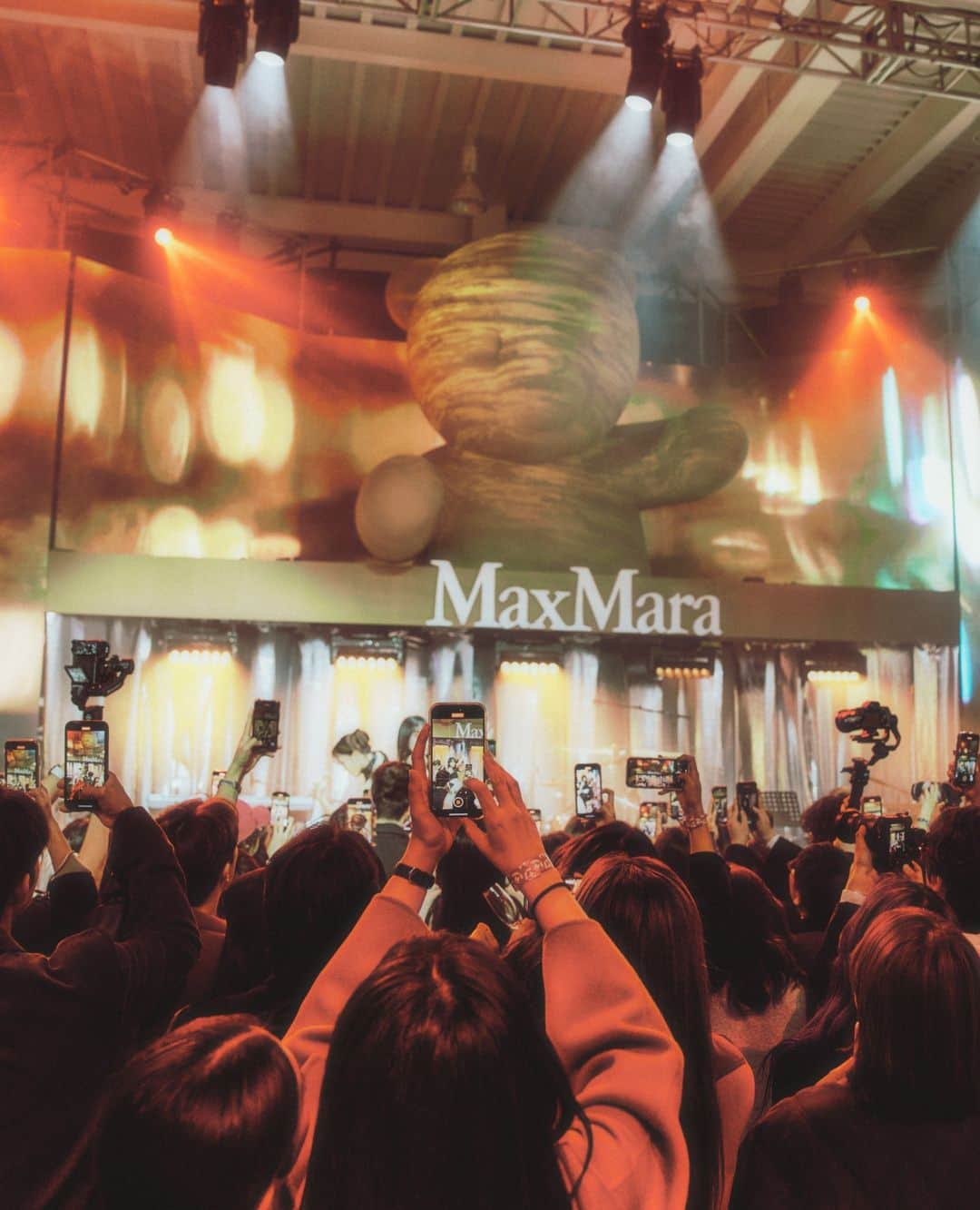 マックスマーラさんのインスタグラム写真 - (マックスマーラInstagram)「Max Mara celebrates the 10th Anniversary of the Teddy Bear Icon Coat with a cocktail event in Seoul. At the heart of the venue, a stage starring a giant Teddy Bear, hosting dance and music performances by dance crew Prowdmon, the alt-rock band Jaurim and DJ Ana Kim. #MaxMara #MaxMaraTeddyBear #MaxMaraTeddyTen」11月1日 2時01分 - maxmara