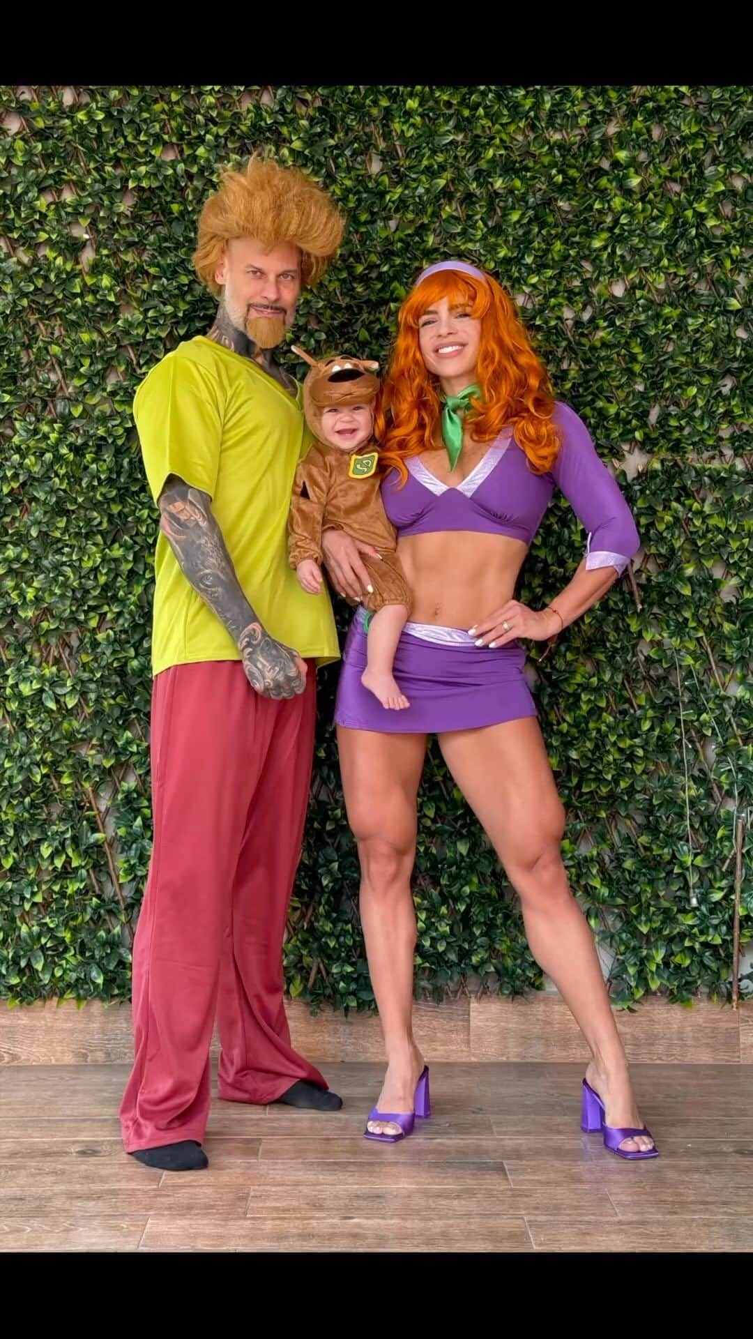 Michelle Lewinのインスタグラム：「🎃 Happy Halloween 👻 Always last minute outfits, but this year we got TWO🤔🤨 So… which one? 🧐🙏🏻 Have fun tonight 🎉🎈😍 #ScoobyDoo #TheIncredibles #LosIncreibles #Halloween」