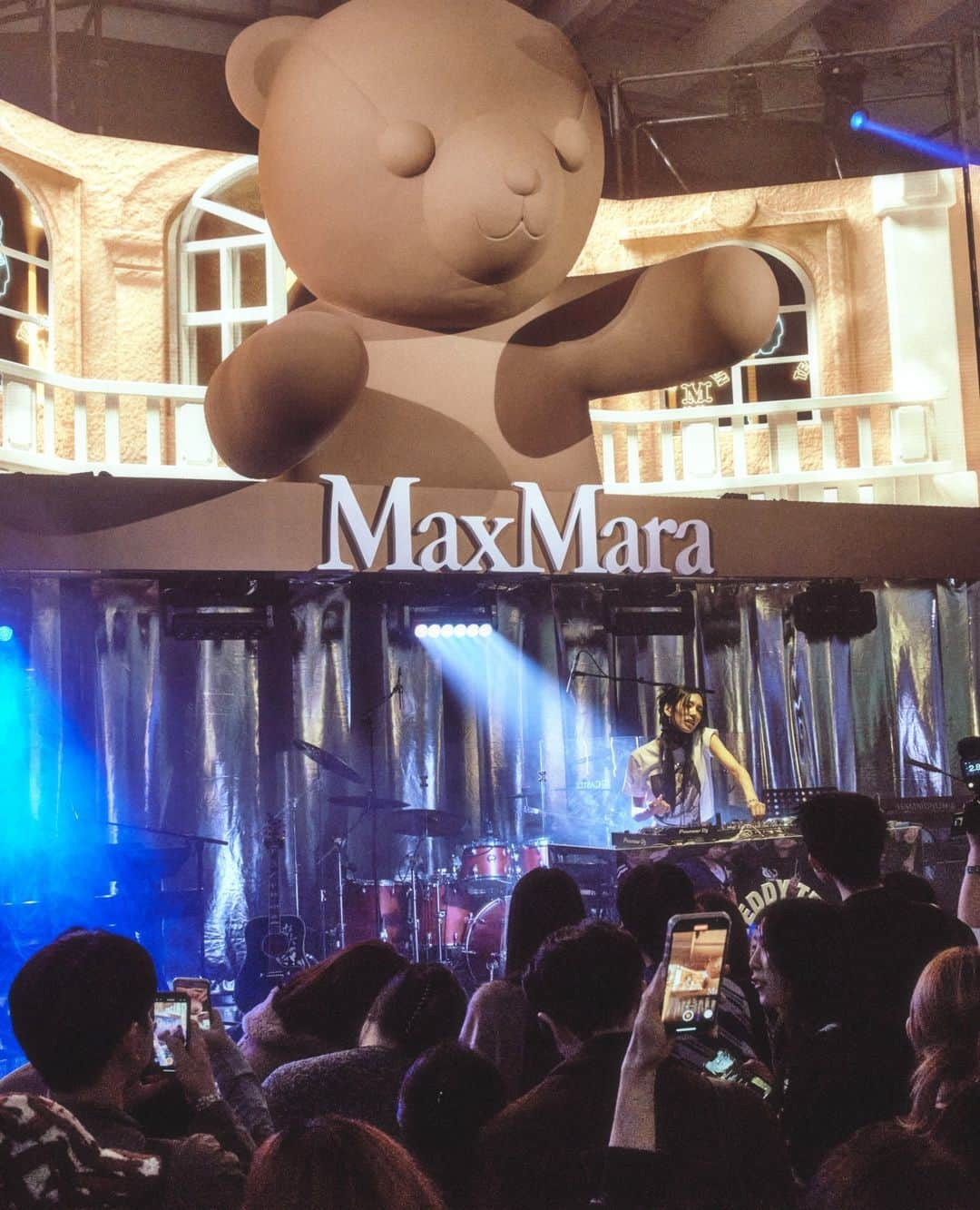 マックスマーラのインスタグラム：「Max Mara celebrates the 10th Anniversary of the Teddy Bear Icon Coat with a cocktail event in Seoul. At the heart of the venue, a stage starring a giant Teddy Bear, hosting dance and music performances by dance crew Prowdmon, the alt-rock band Jaurim and DJ Ana Kim. #MaxMara #MaxMaraTeddyBear #MaxMaraTeddyTen」