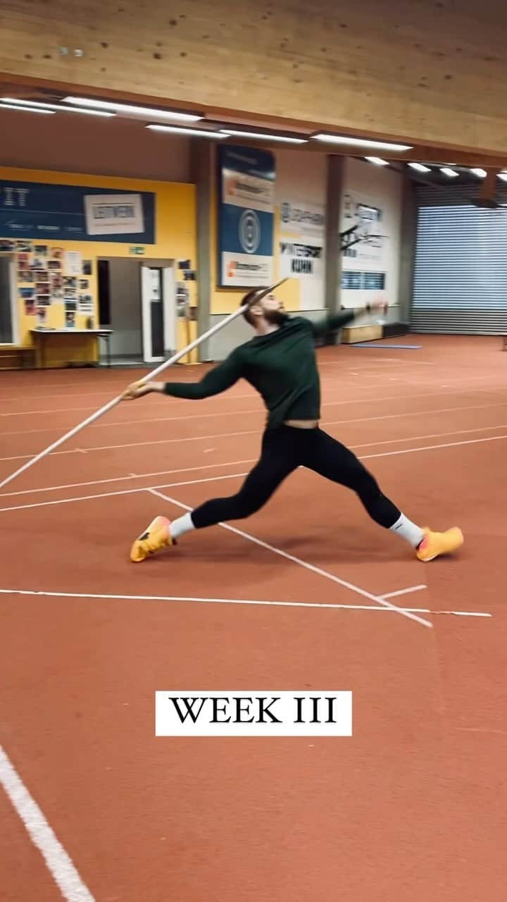 ヨハネス・ベターのインスタグラム：「Progression 📈👌🏼 #VetterWurf #mission100 #RoadToParis #startdreaming #neverstop #training #athlete #throwing #javelin #Speerwurf #trackandfield #gym #javelinthrow #leichtathletik #fit #athletics #fitnes #rocket #power #workout #weiterimmerweiter #heavy #work #hard #sport #cricket #baseball」