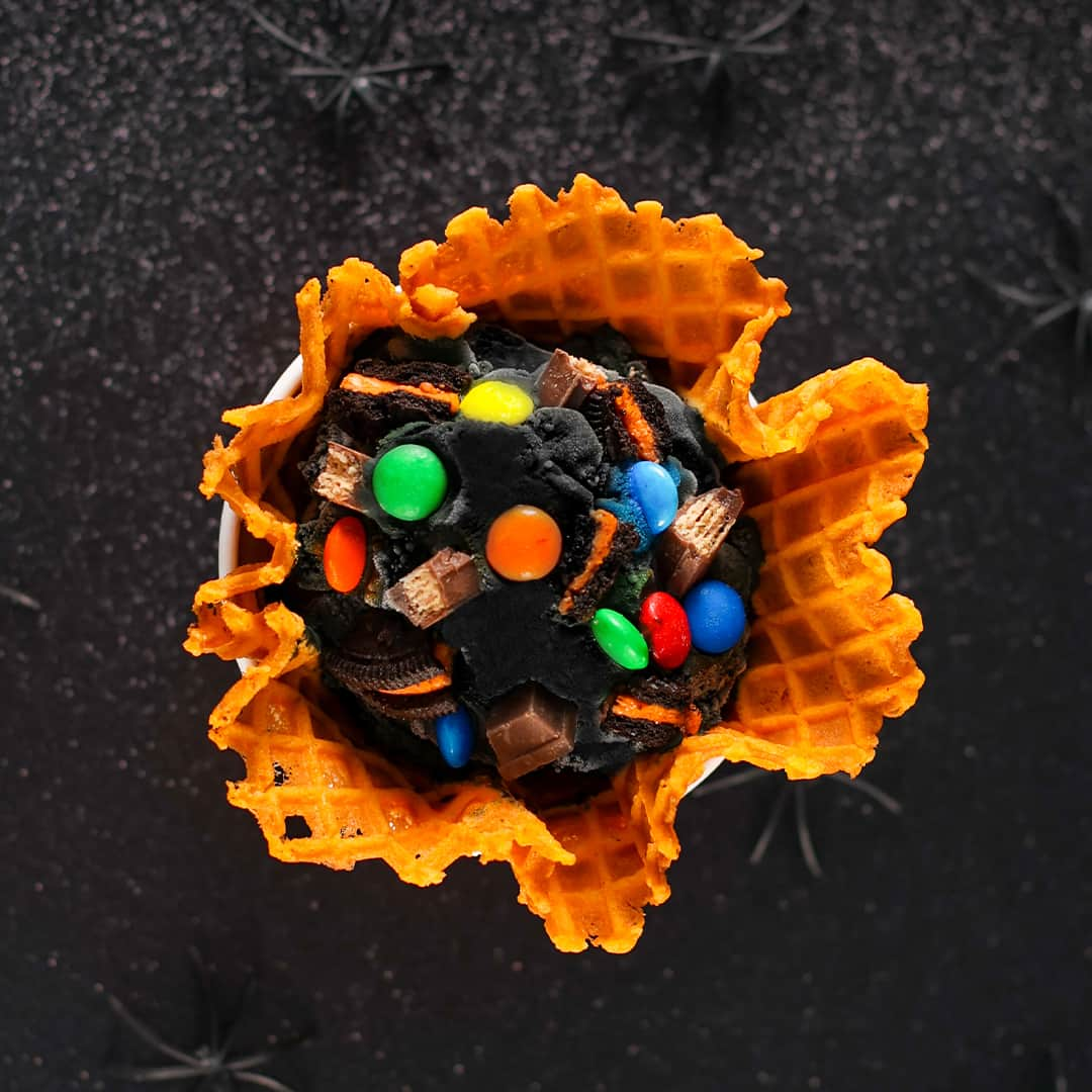 コールド・ストーン・クリーマリーのインスタグラム：「There are 366 days left until next Halloween — Run, don’t [zombie] walk, and try our Treat or Treat™ Creation™ before it’s gone! 🧟🍦🍫🍪🎃🧟‍♀️」