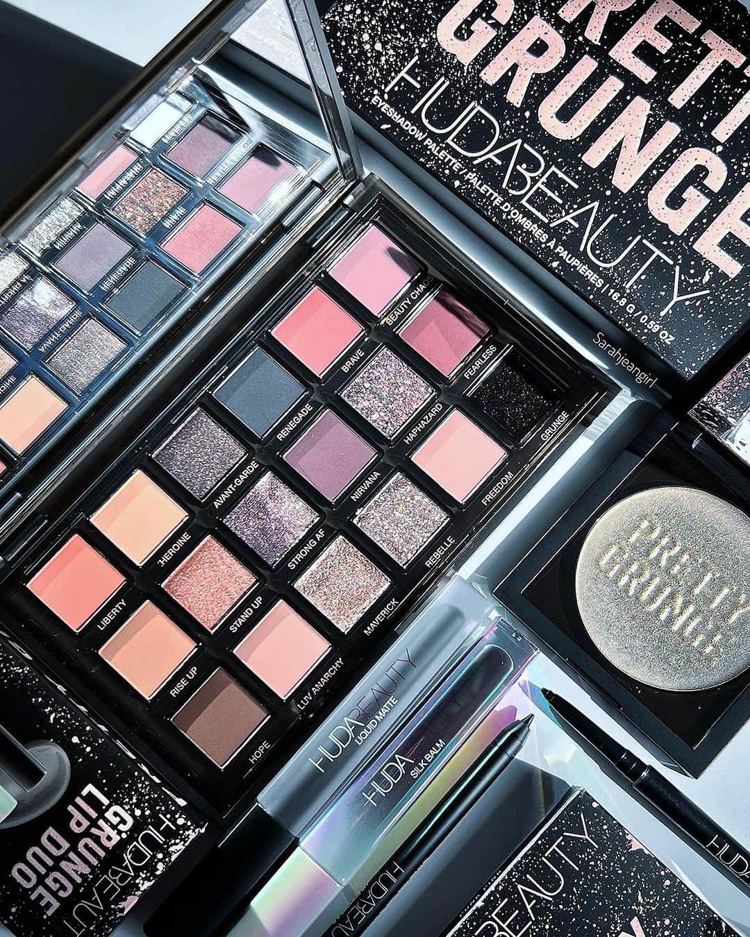 Huda Kattanのインスタグラム：「Stand out & stand strong with our NEW Pretty Grunge Collection. Made for rising rebels, she’s here to help you unleash your inner 🔥 with sultry smokey eyes & dramatic graphic liners.    Swipe for inspo 👈🏻  Shoutout for the awesome looks:   🖤@sarahjeangirl 🖤@rocyroque 🖤@leabelle_ 🖤@zhilabeauty 🖤@nadjmabeautyy 🖤@_makeupbytory  🌍  𝗔𝗩𝗔𝗜𝗟𝗔𝗕𝗟𝗘 𝗚𝗟𝗢𝗕𝗔𝗟𝗟𝗬 𝗡𝗢𝗩 𝟭 🌎 #PrettyGrunge」