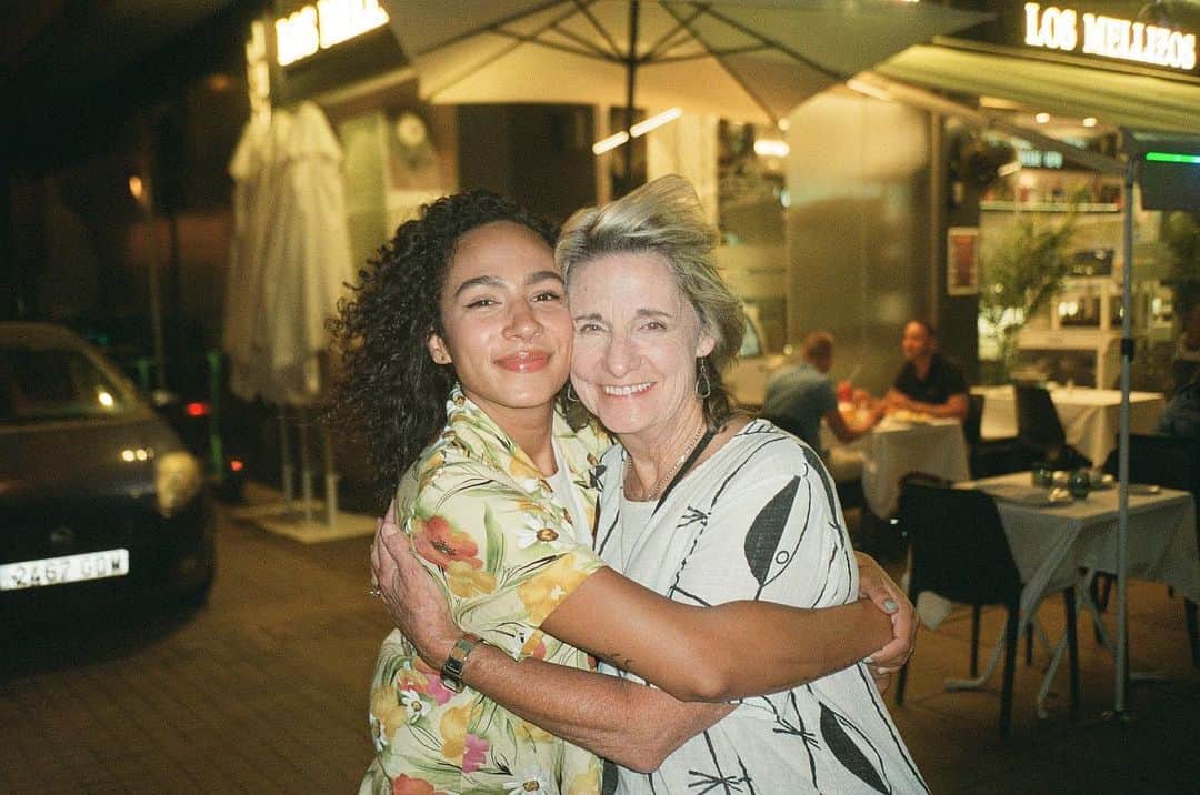 のインスタグラム：「Hacky birdy Grandmother 🫶🏽 Love, chickadee 🐥」