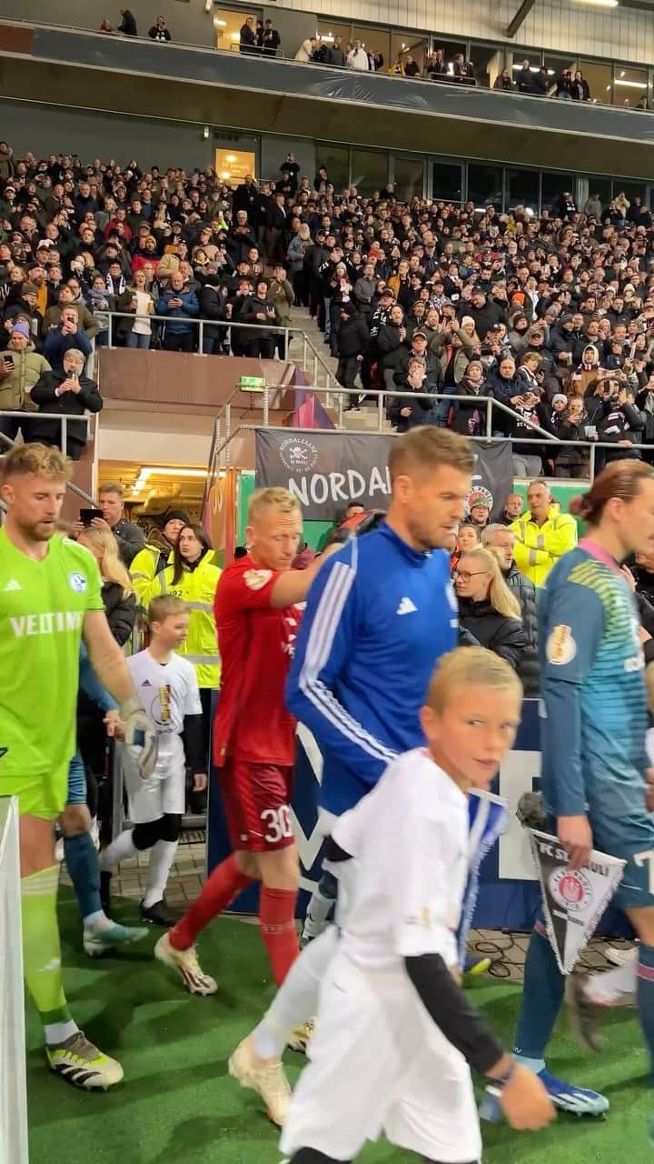 シャルケ04のインスタグラム：「VORWÄRTS, SCHALKE! 📣  . #FCSPS04 0:0 . . #Schalke #S04 #Matchday #Football #Soccer #Fußball #Futbol #Knappen #EinLebenLang #🔵⚪️」