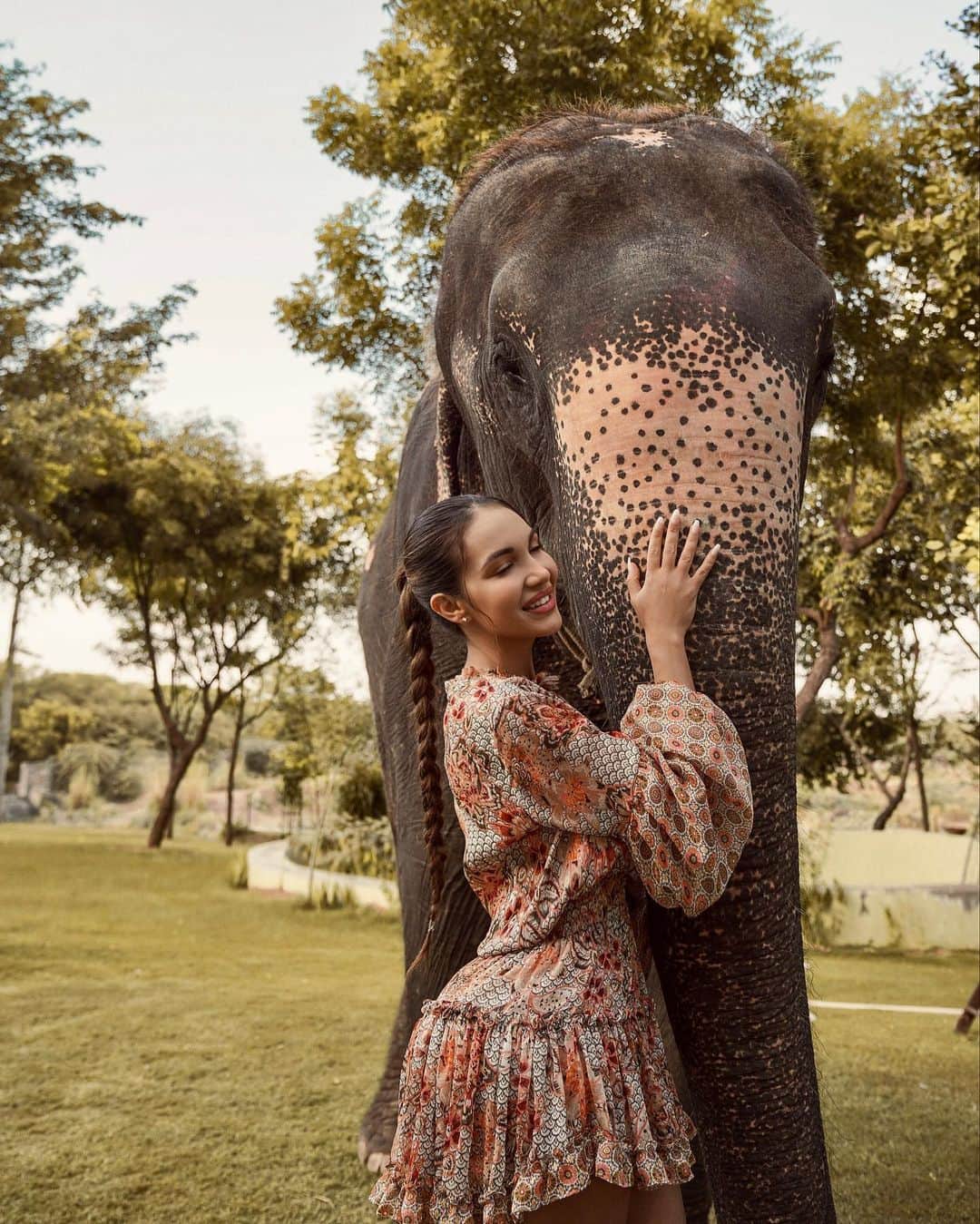 Aylen Aさんのインスタグラム写真 - (Aylen AInstagram)「Bonding with majestic gentle giants at Jaipur's elephant sanctuary.🐘 @elefantastic.in」11月1日 2時06分 - aylen25