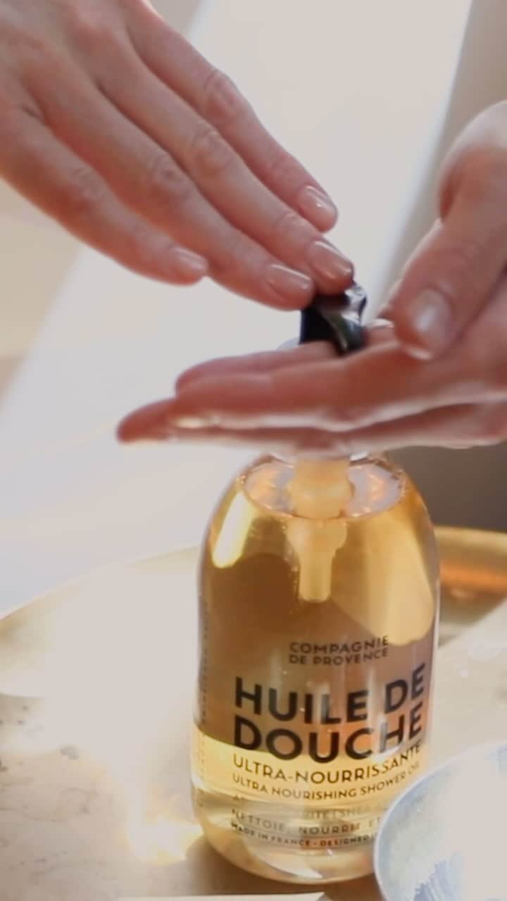 カンパニードプロバンスのインスタグラム：「L’hydratation de votre peau... C’est toute l’année ! Aujourd’hui, nous vous proposons une routine body pour que votre peau reste belle et en bonne santé avec notre Huile de Douche Nourrissante ainsi que notre Baume Corps Nourrissant au Karité et aux trois huiles végétales 🥥  Et pour celles qui préfèrent les textures huile, notre Huile Sèche saura illuminer votre peau sans effet gras ! __  Hydrating your skin... It’s all year round ! Today, let’s enjoy a body routine to keep your skin beautiful and healthy with our Nourishing Shower Oil and our Nourishing Body Balm with Shea and three vegetable oils 🥥  And for those who are not a fan of balms, choose our Dry Oil that will brighten your skin without greasy effect !  #compagniedeprovence #skincare」