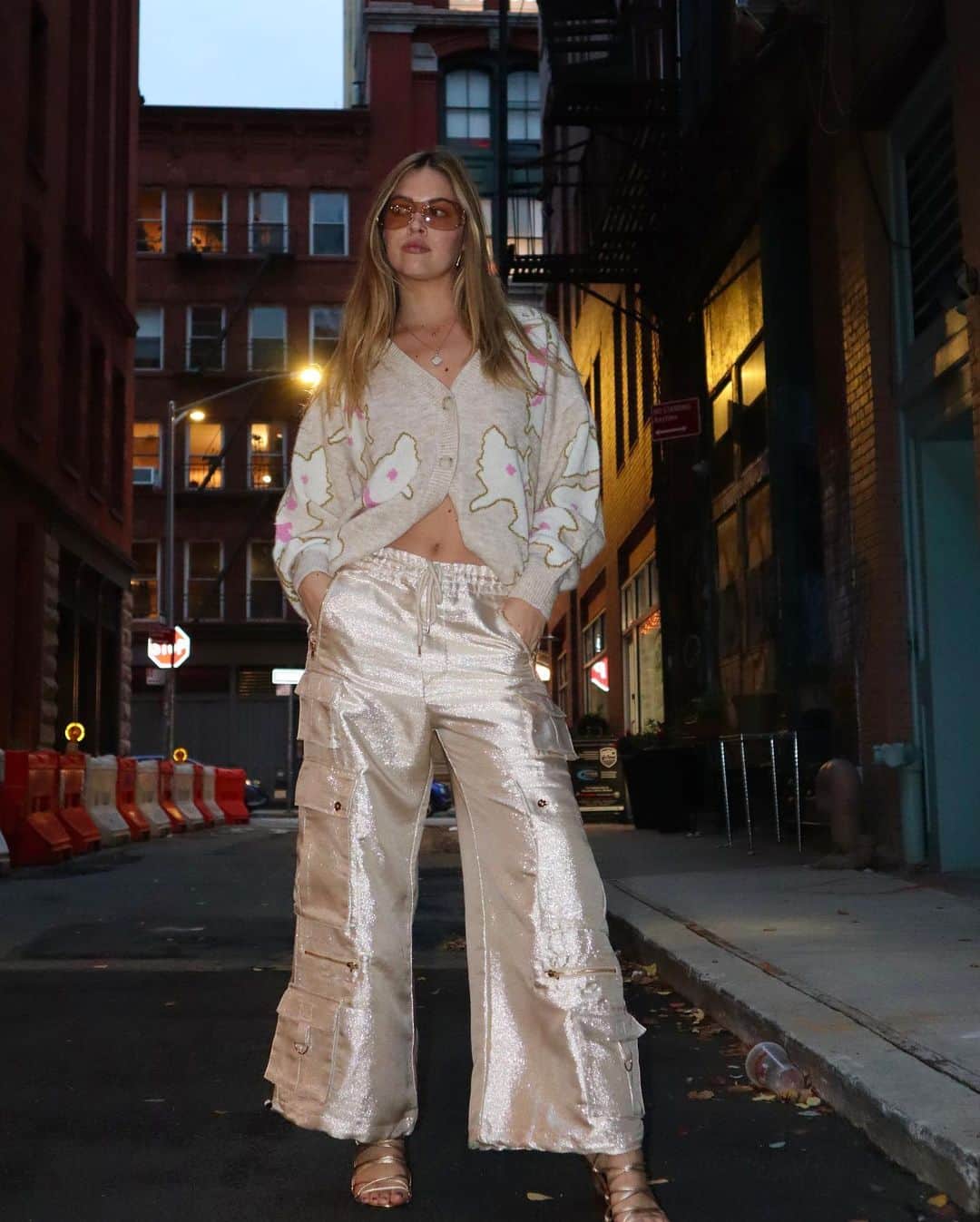 シンシア ローリーのインスタグラム：「Tall glass of champagne, anyone? 🥂」