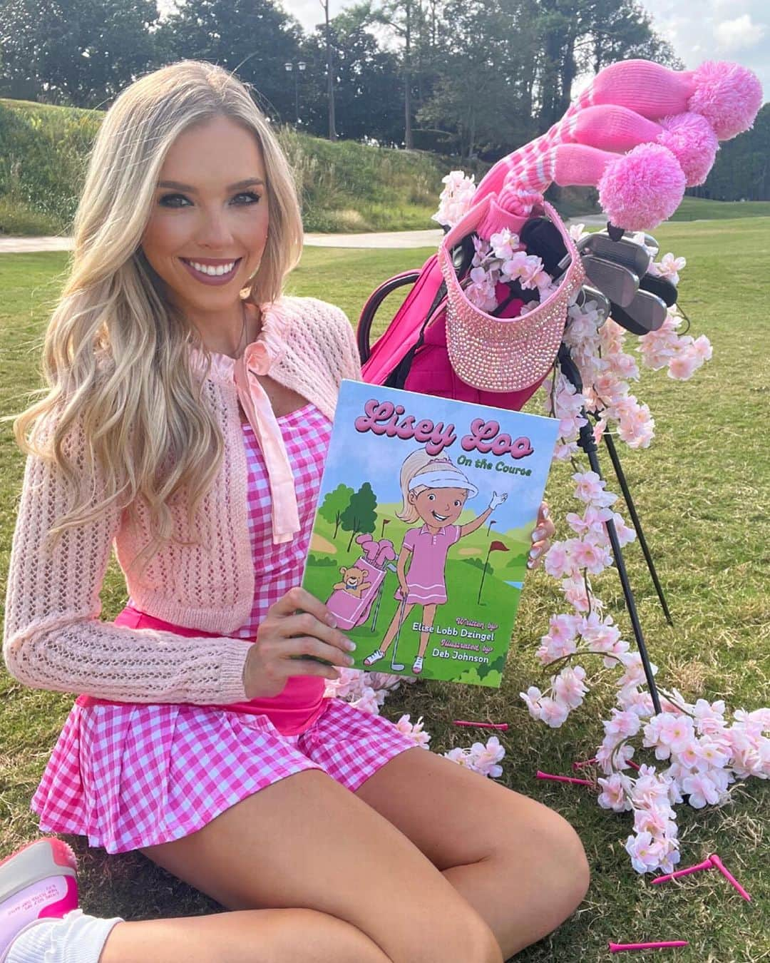 Elise Lobbさんのインスタグラム写真 - (Elise LobbInstagram)「⛳️💖📖SURPRISE! I WROTE A CHILDREN’S BOOK📖 💖⛳️   I have been playing golf since I was 3 years old. This is something I have always dreamed of making come to life! After almost 2 years of working on this special project I can’t believe it’s finally here! LISEY LOO ON THE COURSE! Encouraging the next generation of golfers about being a good teammate while also letting little girls feel empowered to play golf and not to feel intimidated while out on the course!  If you surround yourself with family, good friends and always believe in yourself, nothing can stop you from making all your goals and dreams come true.   I’m so excited to share this with you all. To little Elise, I hope I made you proud! 🫶🏼  PRE ORDER SIGNED COPIES & A LIMITED LISEY LOO DRAWSTRING BAG! 💖LINK IN BIO!!!!!!!!! 💖🤩 Coming coming mid December 2023!  #golf #littleliseyloo #golfer #childrensbooks #golfer #book #kids #growthegame #nevergiveup #golfergirl」11月1日 2時25分 - eliselobb