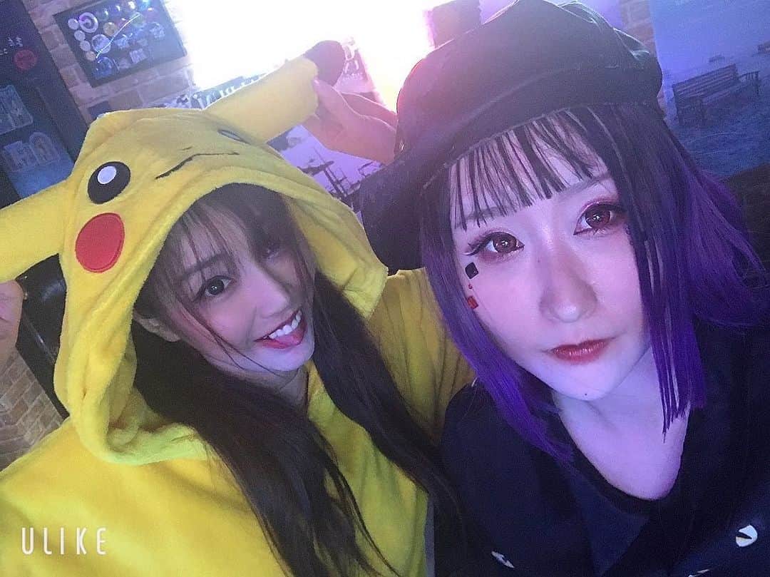 阿部未歩のインスタグラム：「ハロウィンナイトはピカチュウでお猫の方様とGLAY Nightしております🫶ハロウィンにお外を歩くのは苦手なのでドアtoドアでタクシーさんに乗せていただきました、あーーー、GLAYに酔いしれる夜最高  #HOWEBAR  #GLAY #GLAYファン　 #GLAYファンと繋がりたい #歌舞伎町　 #新宿 #ハロウィン #コスプレ  #ポケットモンスター　#poketmonsters  #ピカチュウ #pikachu #コスプレイヤー」