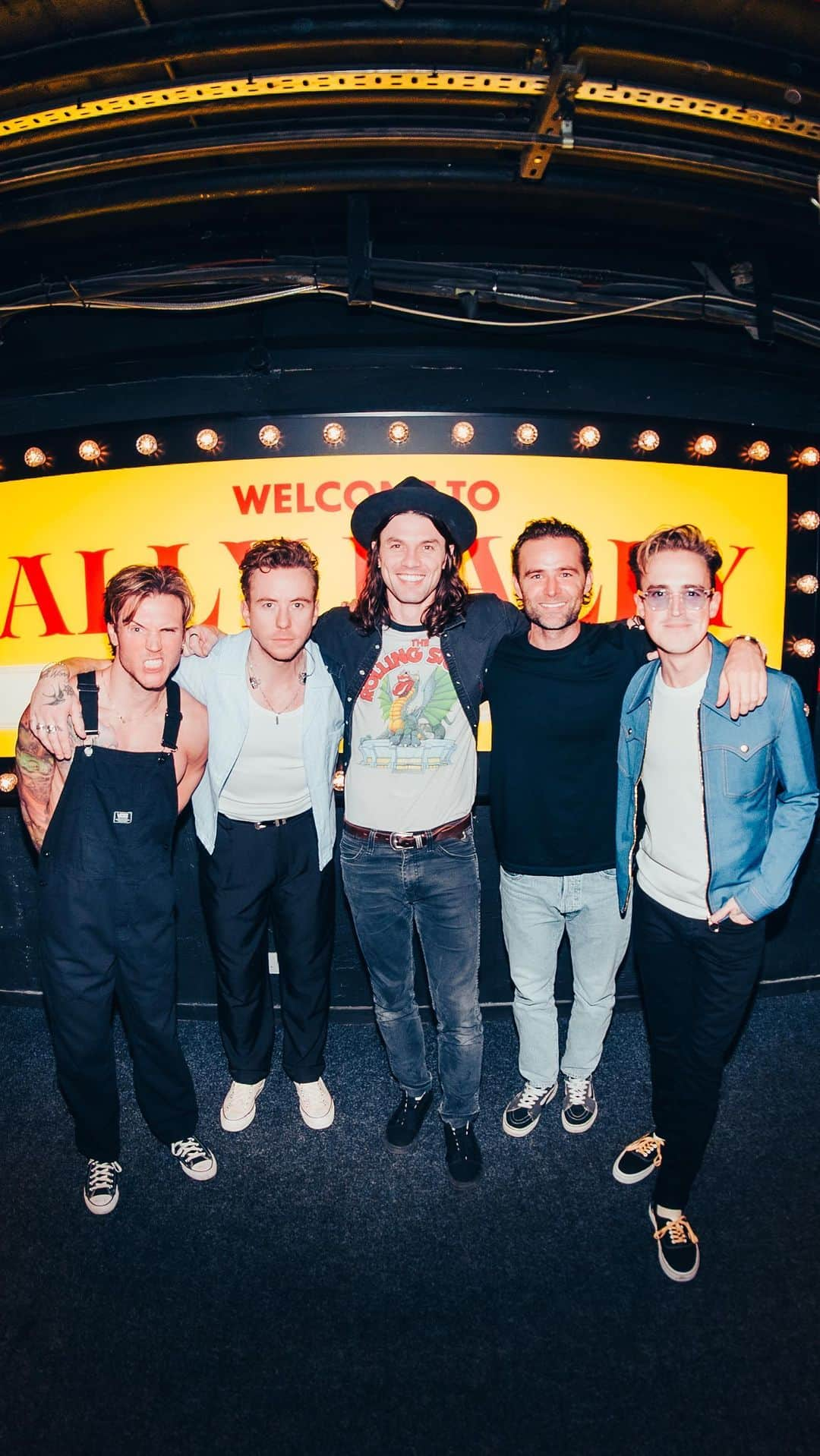 ジェームズ・ベイのインスタグラム：「The collab you never knew you needed… @mcflymusic 🎸」