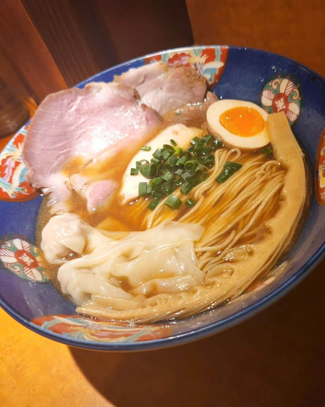 彩乃美希さんのインスタグラム写真 - (彩乃美希Instagram)「神楽坂にあるらぁ麺ゃRYOMAさんで ラーメン食べたよ！ 麺が綺麗にならんでて見た目が豪華！ 魚介と醤油の感じがとてもおいしいです！ チャーシュー丼もラーメンに入ってる ワンタンもゆずの味がしてそこもまた とてもおいしかったです！  PR @ramenya_ryoma #醤油ラーメン #神楽坂ランチ #神楽坂ディナー #三河屋製麺 #〆のラーメン #らぁ麺ゃRYOMA #神楽坂ラーメン」11月1日 2時23分 - ayanotan1127