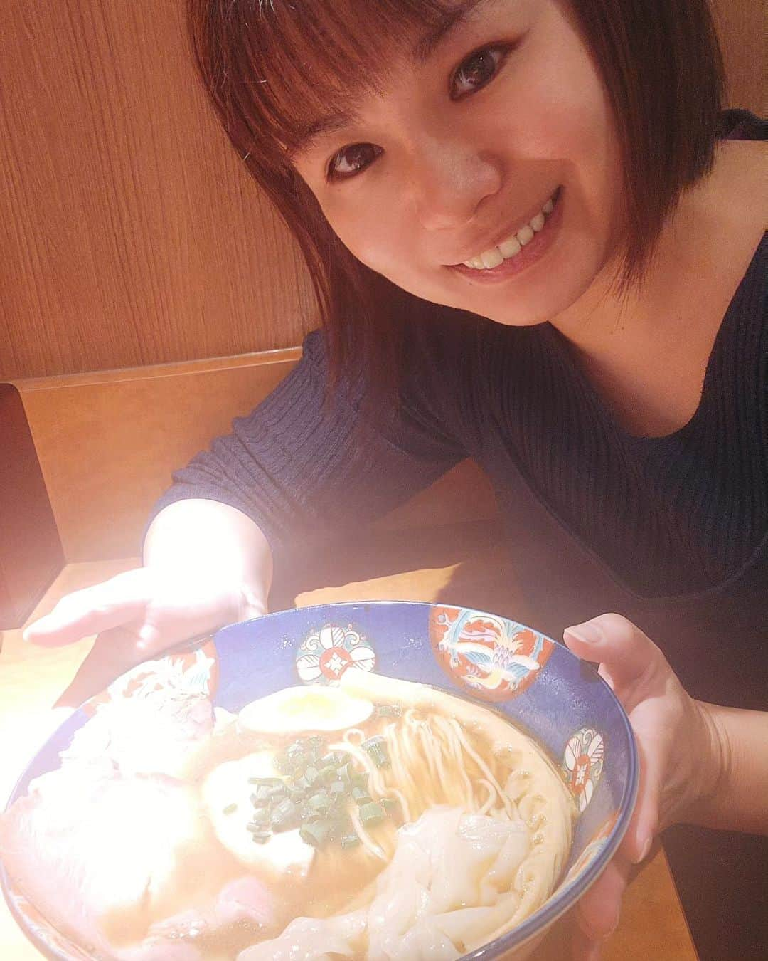 彩乃美希のインスタグラム：「神楽坂にあるらぁ麺ゃRYOMAさんで ラーメン食べたよ！ 麺が綺麗にならんでて見た目が豪華！ 魚介と醤油の感じがとてもおいしいです！ チャーシュー丼もラーメンに入ってる ワンタンもゆずの味がしてそこもまた とてもおいしかったです！  PR @ramenya_ryoma #醤油ラーメン #神楽坂ランチ #神楽坂ディナー #三河屋製麺 #〆のラーメン #らぁ麺ゃRYOMA #神楽坂ラーメン」