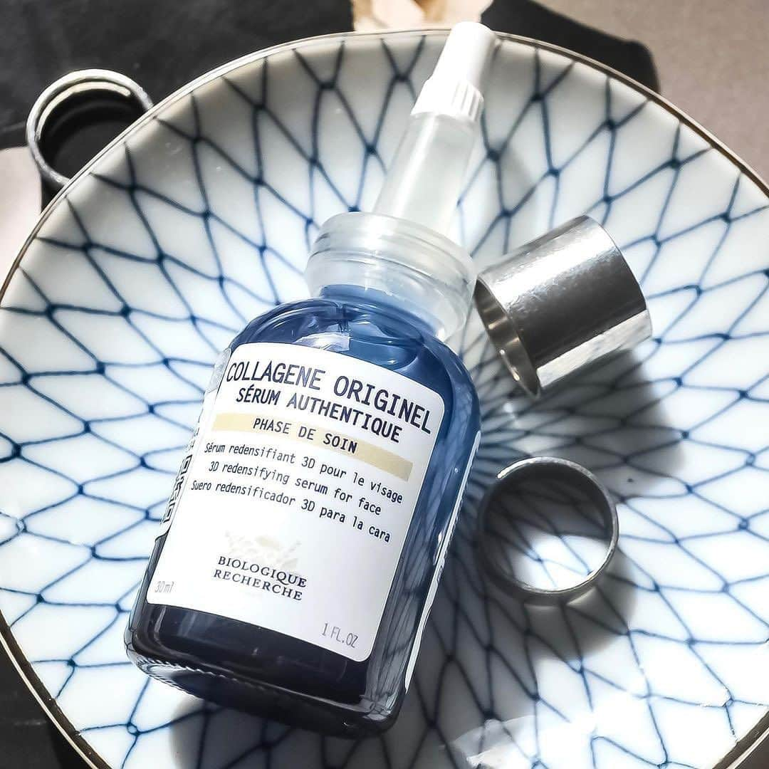 Biologique Recherche USAのインスタグラム：「If you could turn back time...   Collagene Originel✨ is our revolutionary solution to combat the effects of time on skin.   This quintessential serum stimulates collagen naturally at the gene and protein level. It is the first ever skincare product developed with our patented active ingredient, Type-0 Collagen.   As we age, our skin’s collagen production decreases. Collagene Originel works to re-densify the skin three-dimensionally by promoting the production of the 4 main types of collagen in the skin (of which there are 28 types total).   Smoother, firmer skin and reduced fine lines and wrinkles is possible with visible results in as little as 1 week.   Apply a few drops to skin after cleansing and application of your recommended Lotion P50, and before any other serums.  📸: @infirmofpurpose_skincare   #BiologiqueRecherche #FollowYourSkinInstant #BuildingBetterSkin #radiantskin #antiaging #CollageneOriginel #Type0collagen」